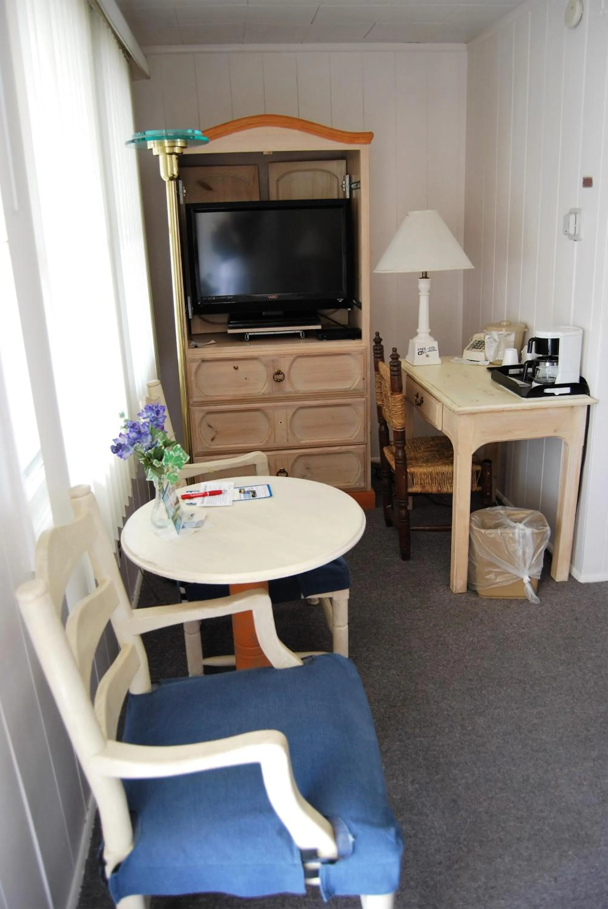 Decorative detail in Redwood Motel