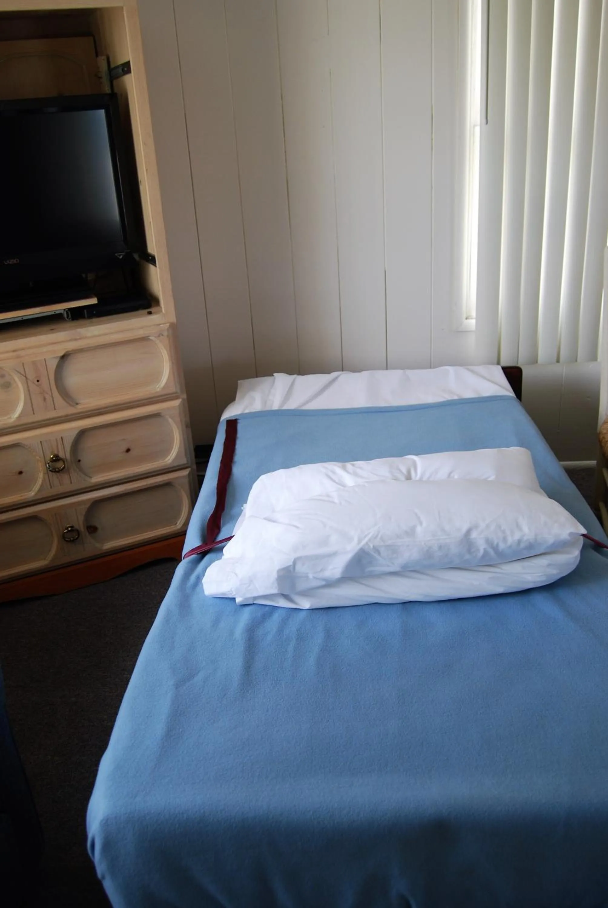 Photo of the whole room in Redwood Motel