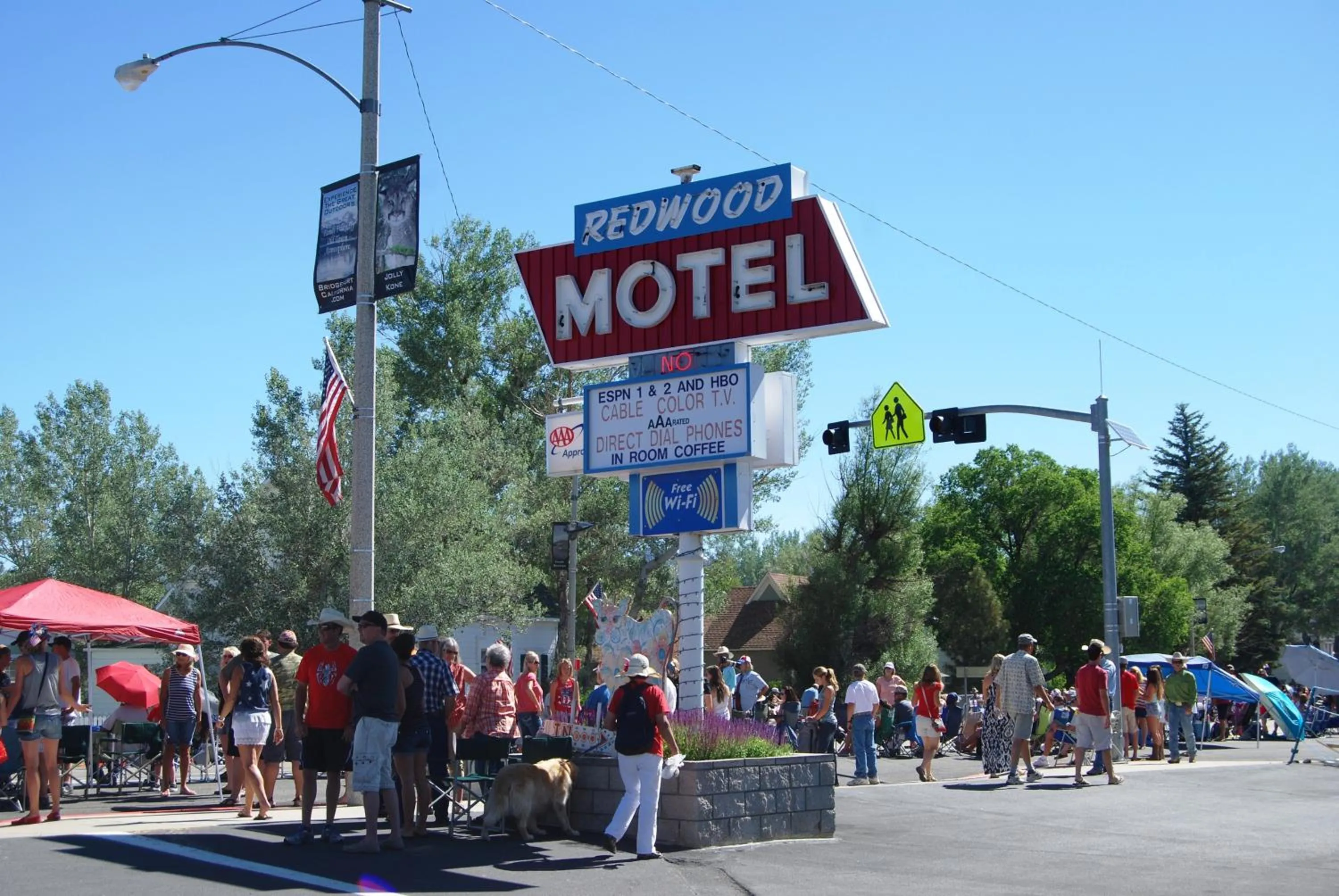 Facade/entrance in Redwood Motel