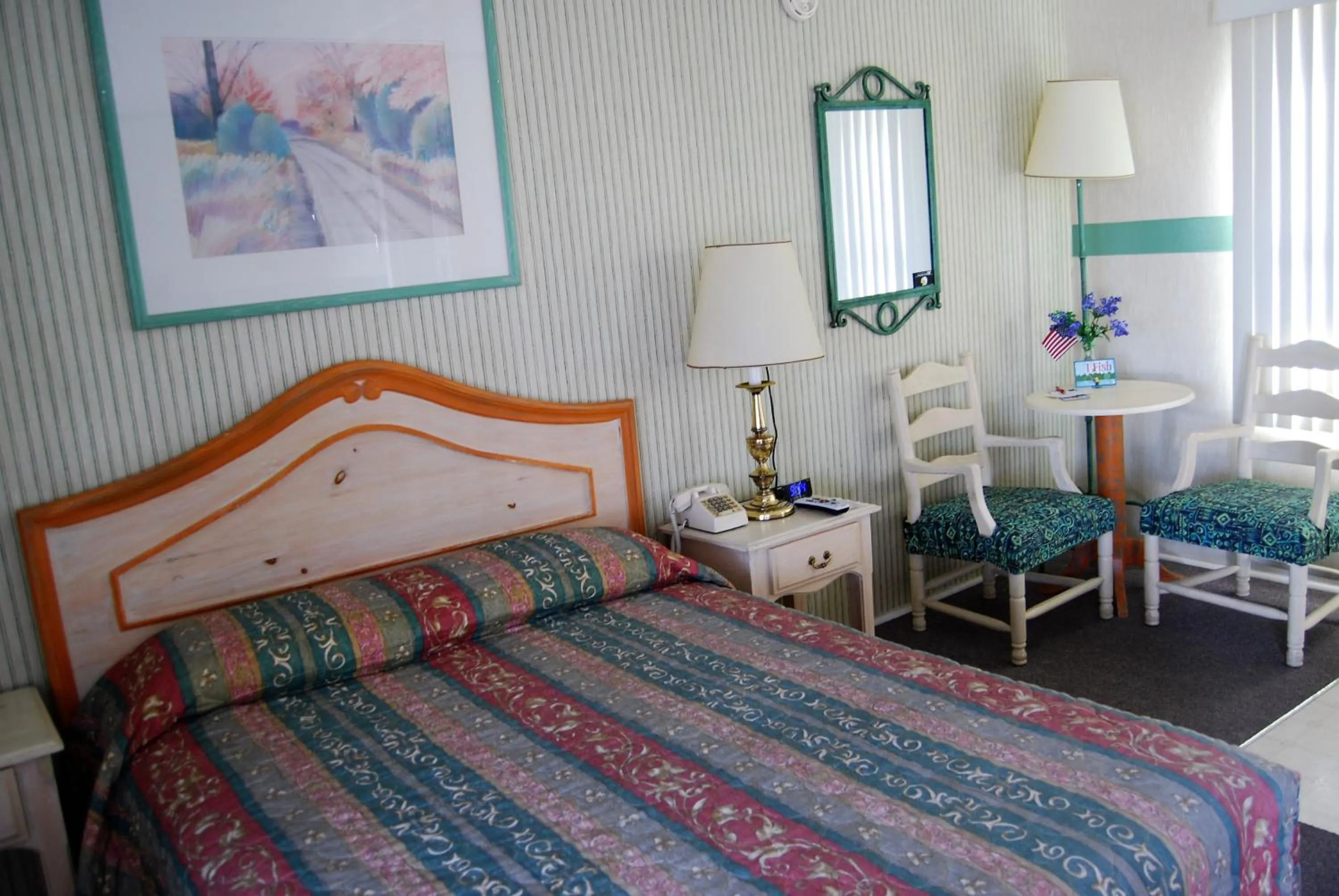 Photo of the whole room in Redwood Motel