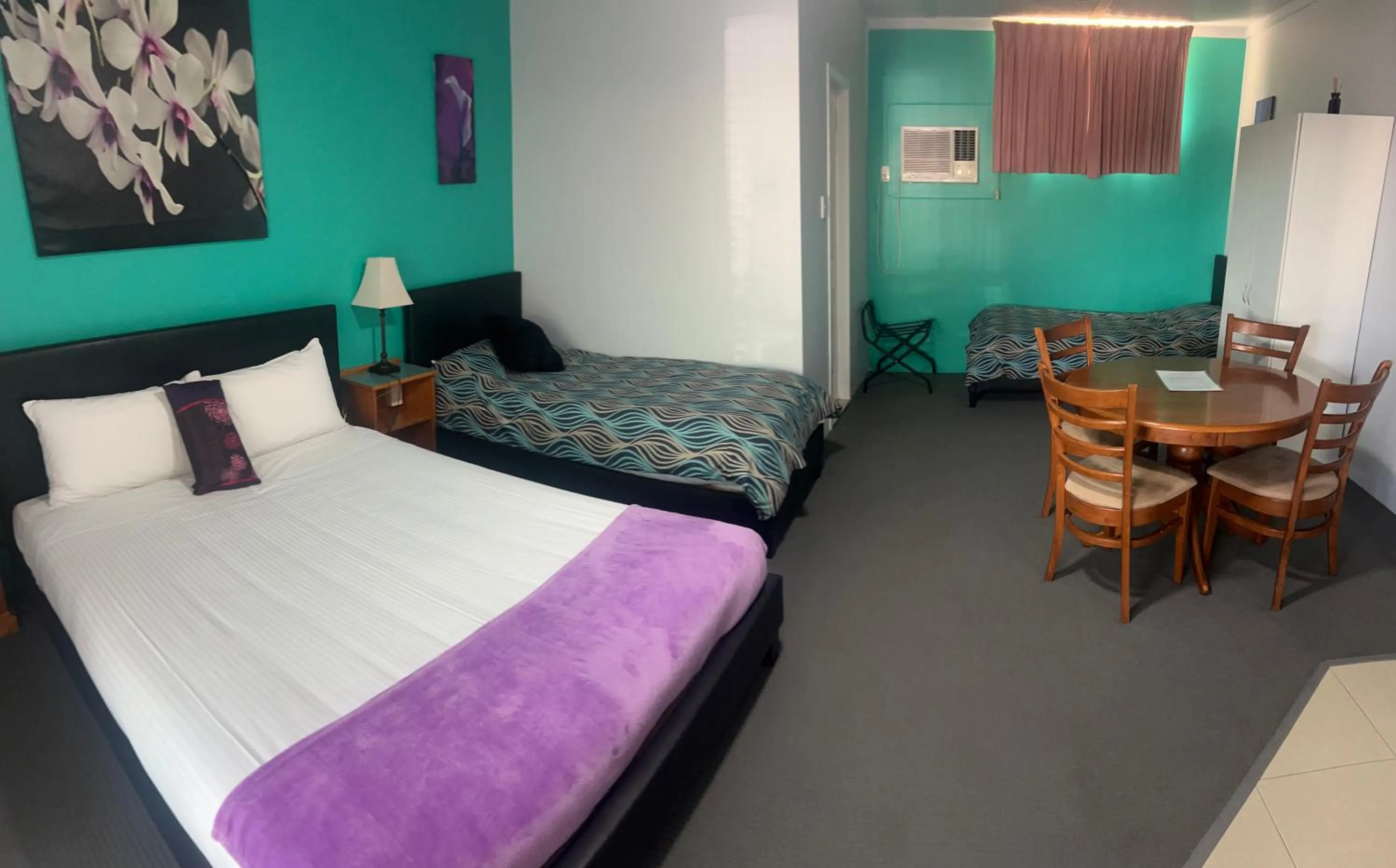 Living room, Bed in Acacia Rose Motor Inn