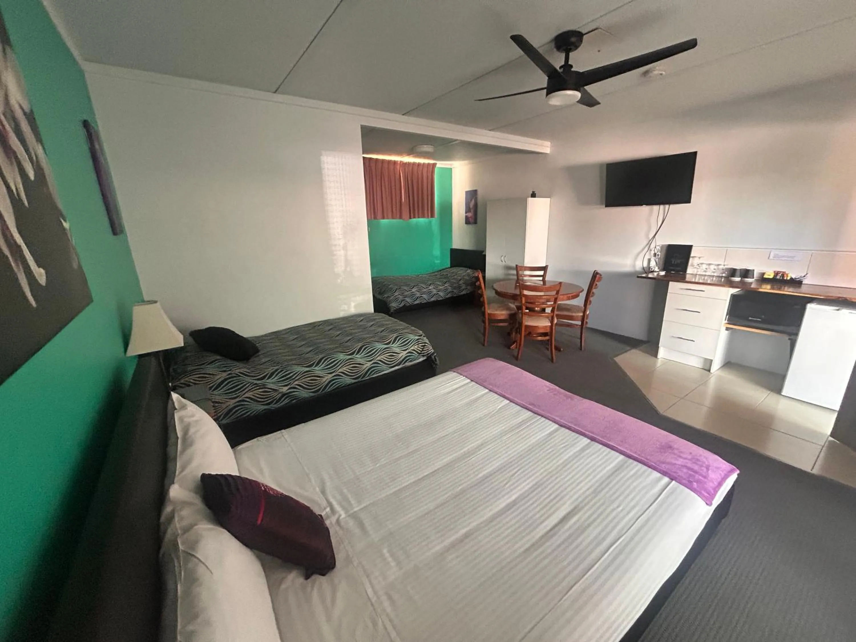 Kitchen or kitchenette, Bed in Acacia Rose Motor Inn