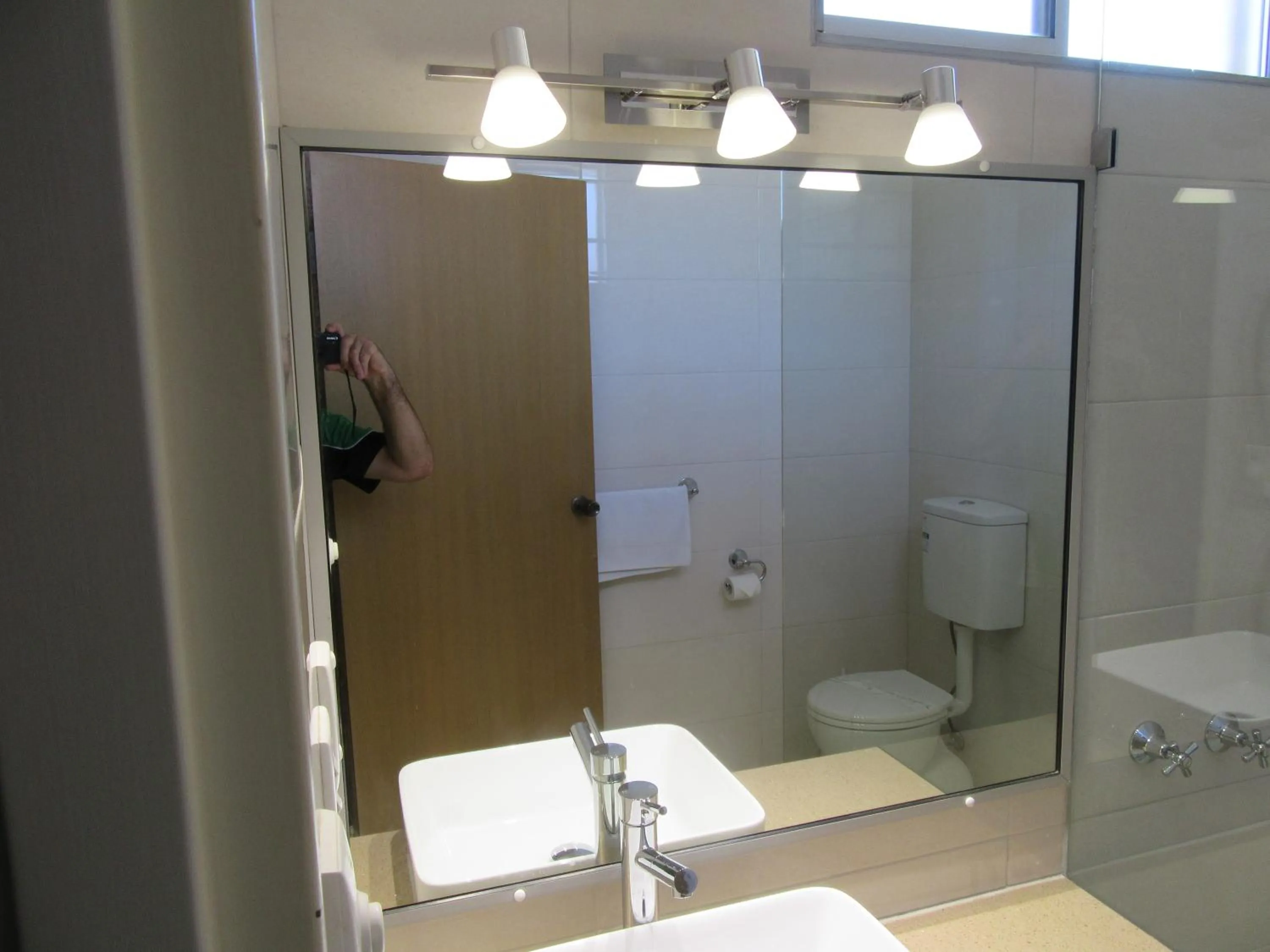 Bathroom in Acacia Rose Motor Inn