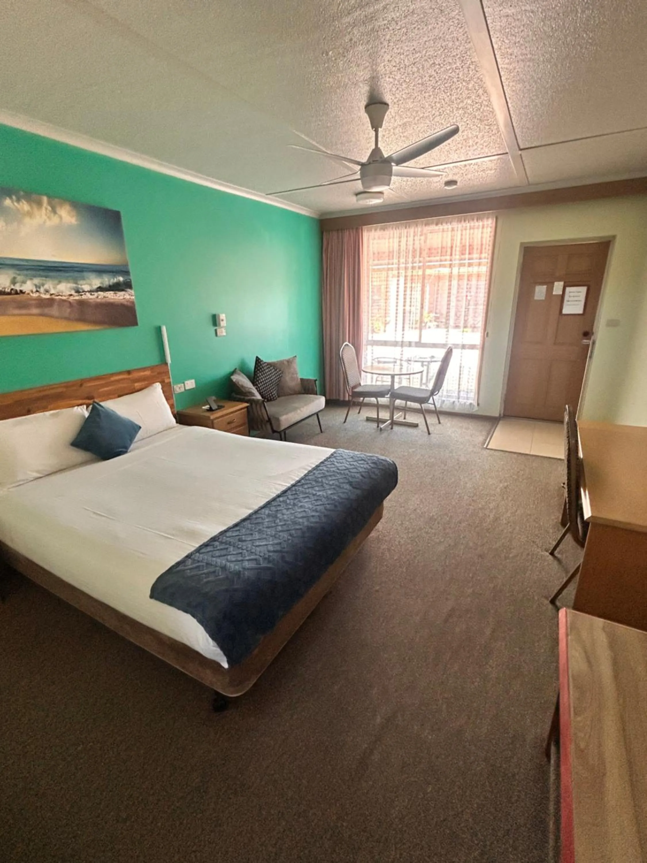 Living room, Bed in Acacia Rose Motor Inn