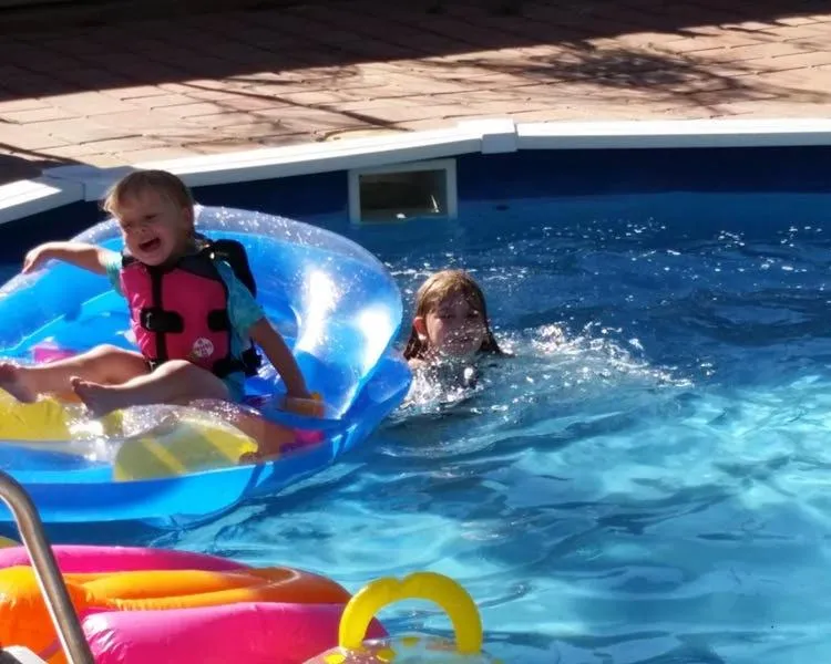 Swimming pool in Acacia Rose Motor Inn