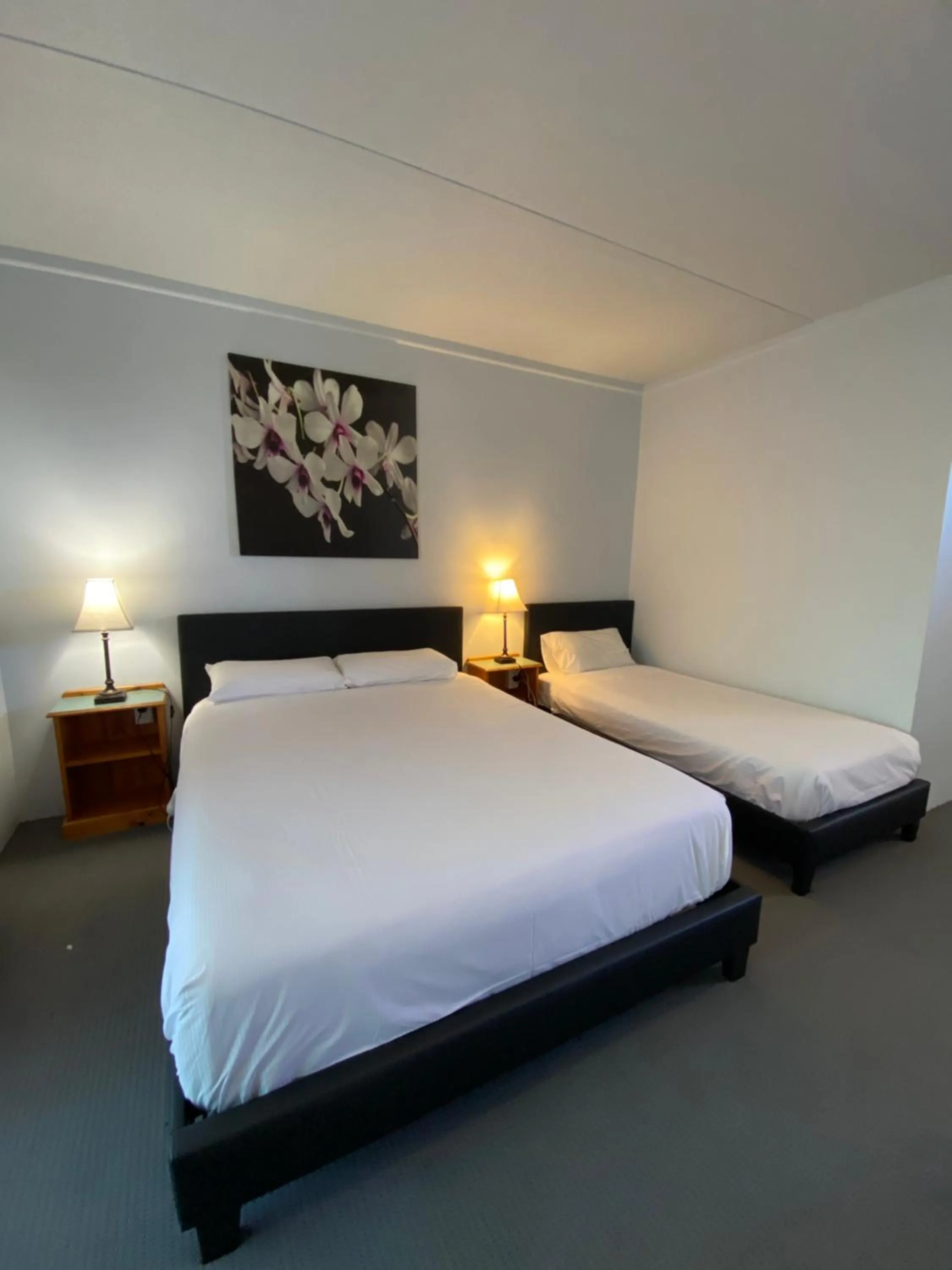 Bed in Acacia Rose Motor Inn