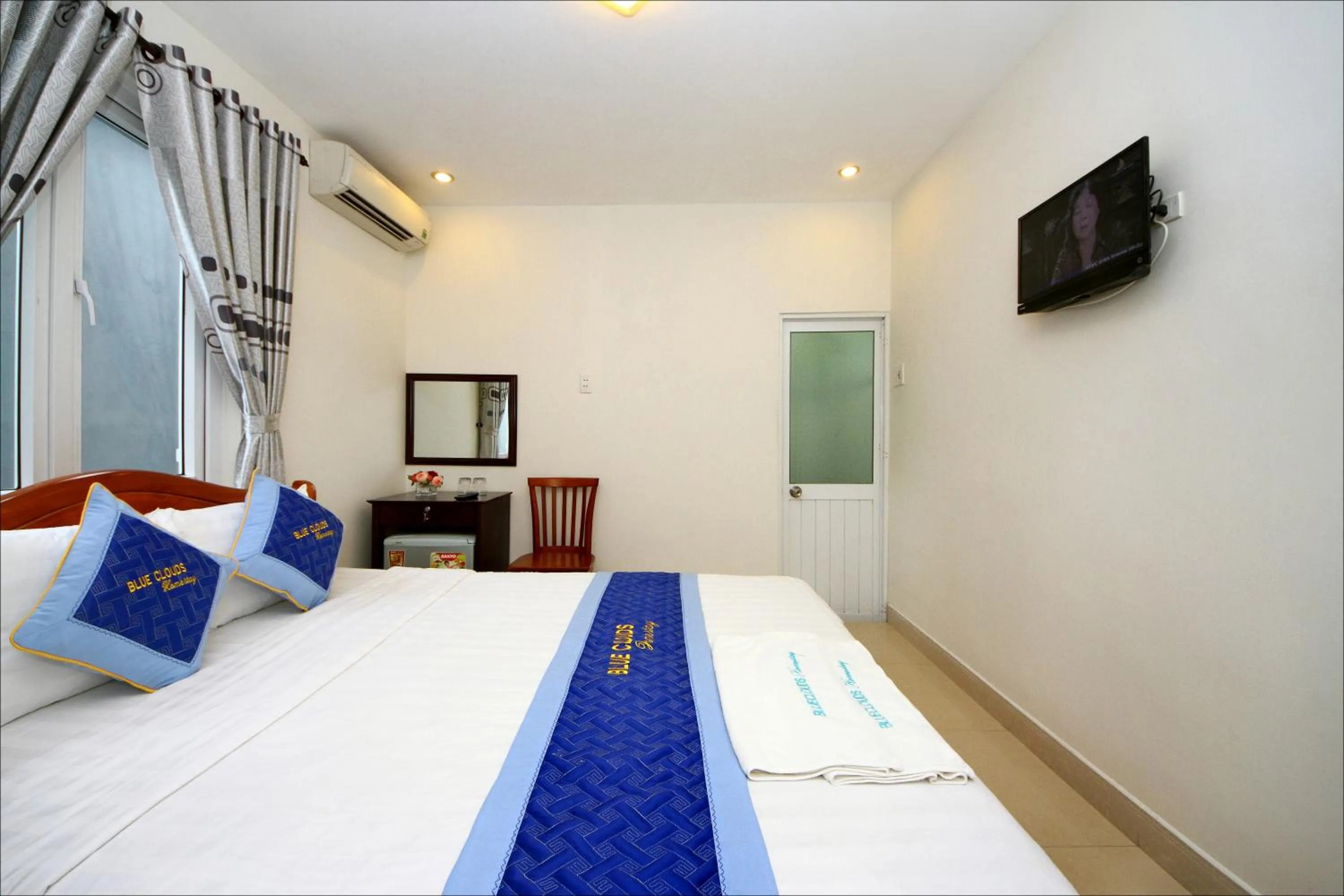 Spring, Bed in Blue Clouds Homestay