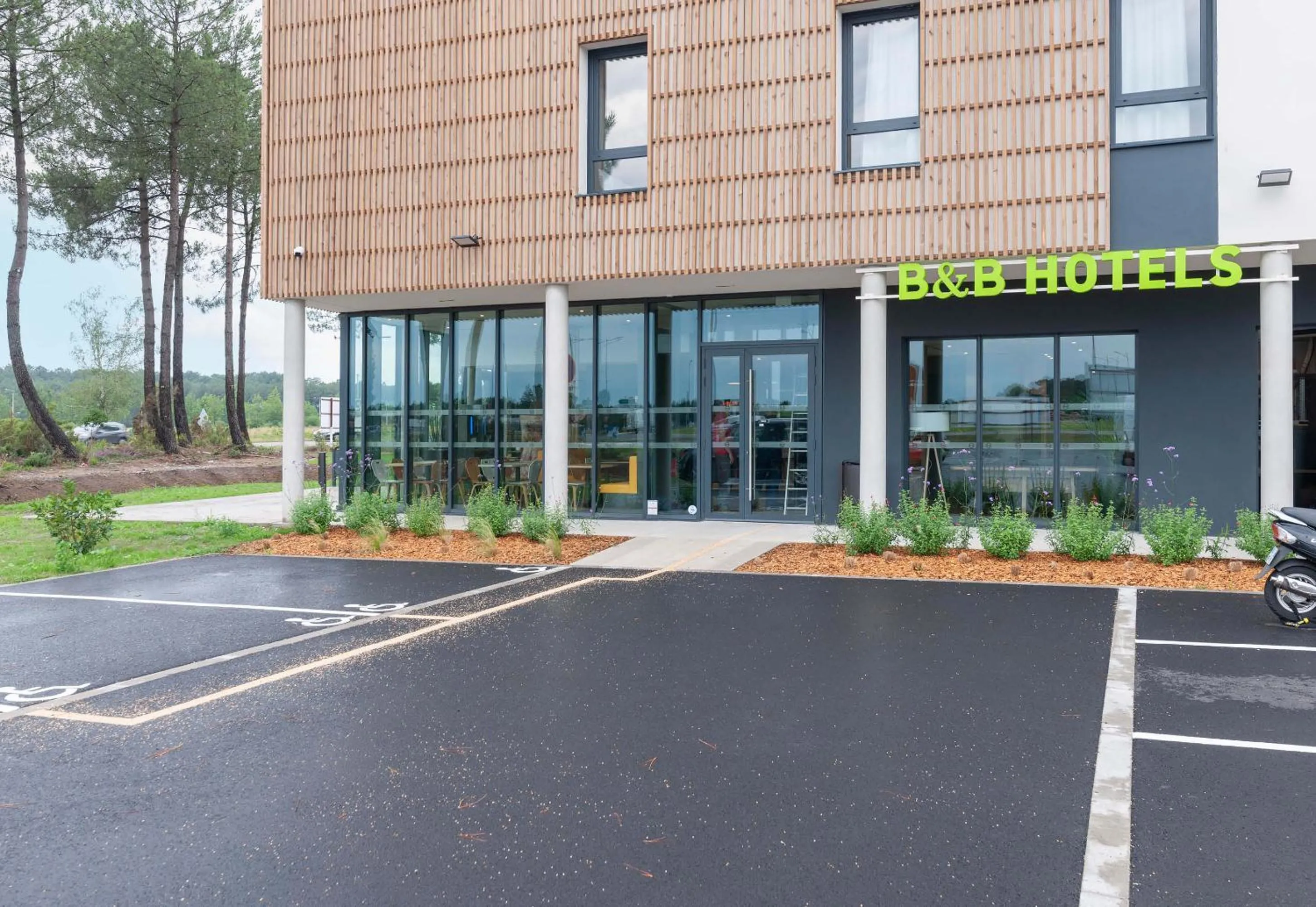 Facade/entrance in B&B HOTEL Saint-Geours-de-Maremne Hossegor