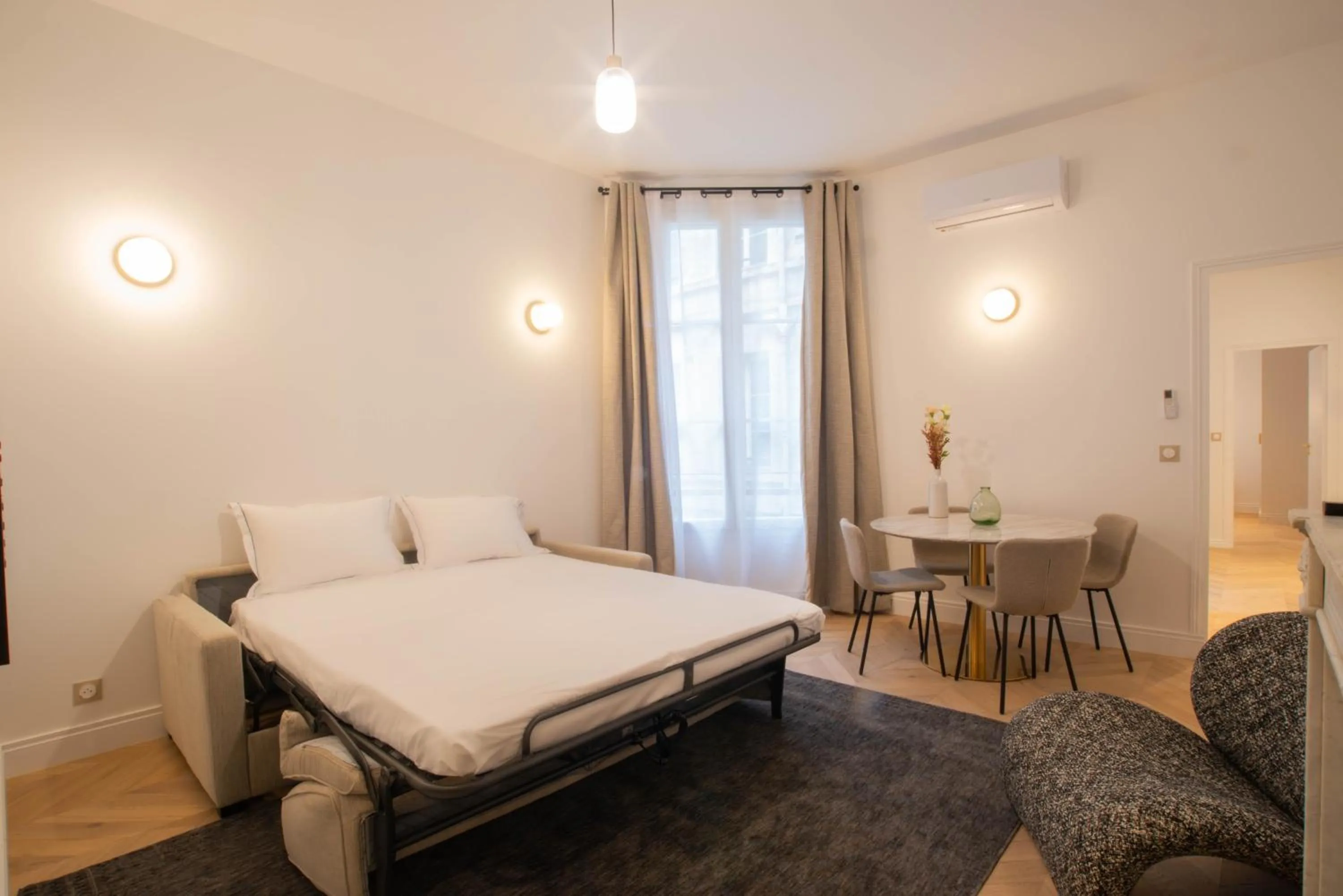 Living room, Bed in Quartier Libre Madeleine