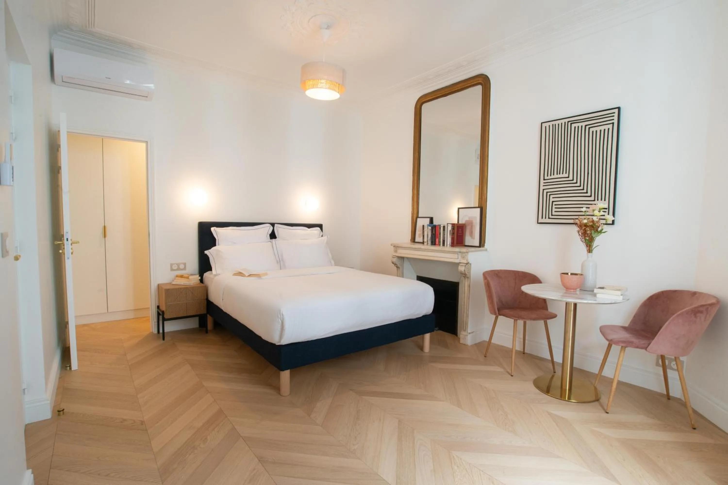 Seating area, Bed in Quartier Libre Madeleine