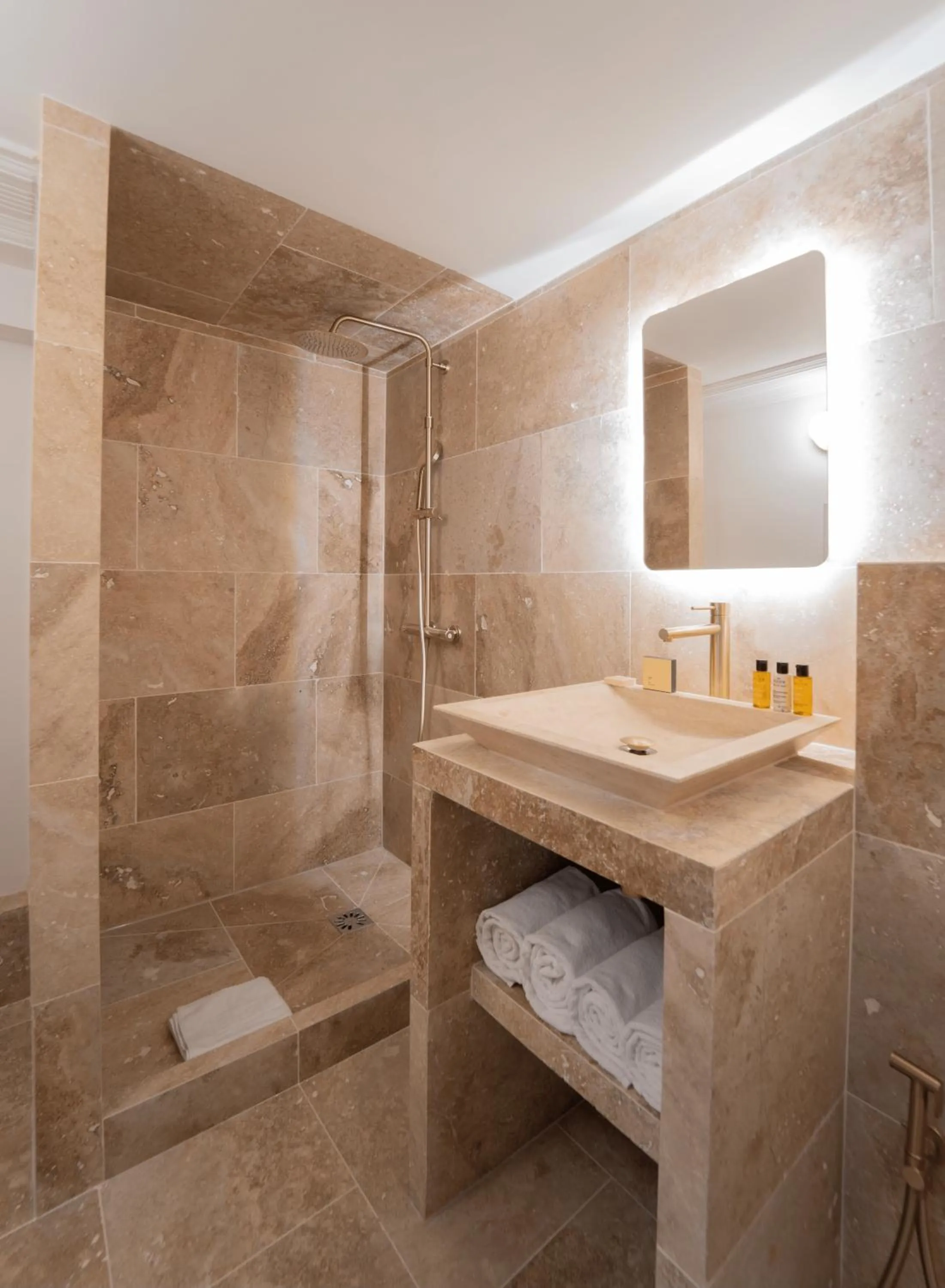 Shower in Quartier Libre Madeleine