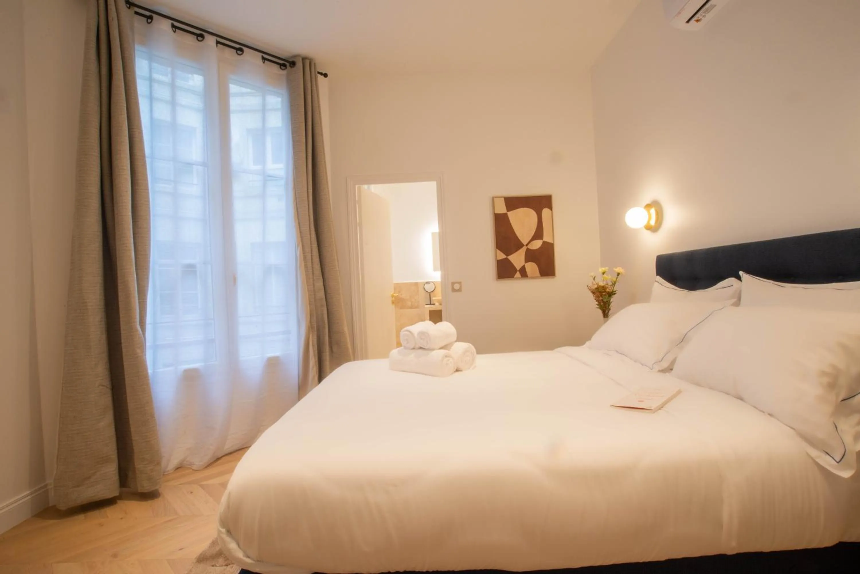 Bedroom, Bed in Quartier Libre Madeleine