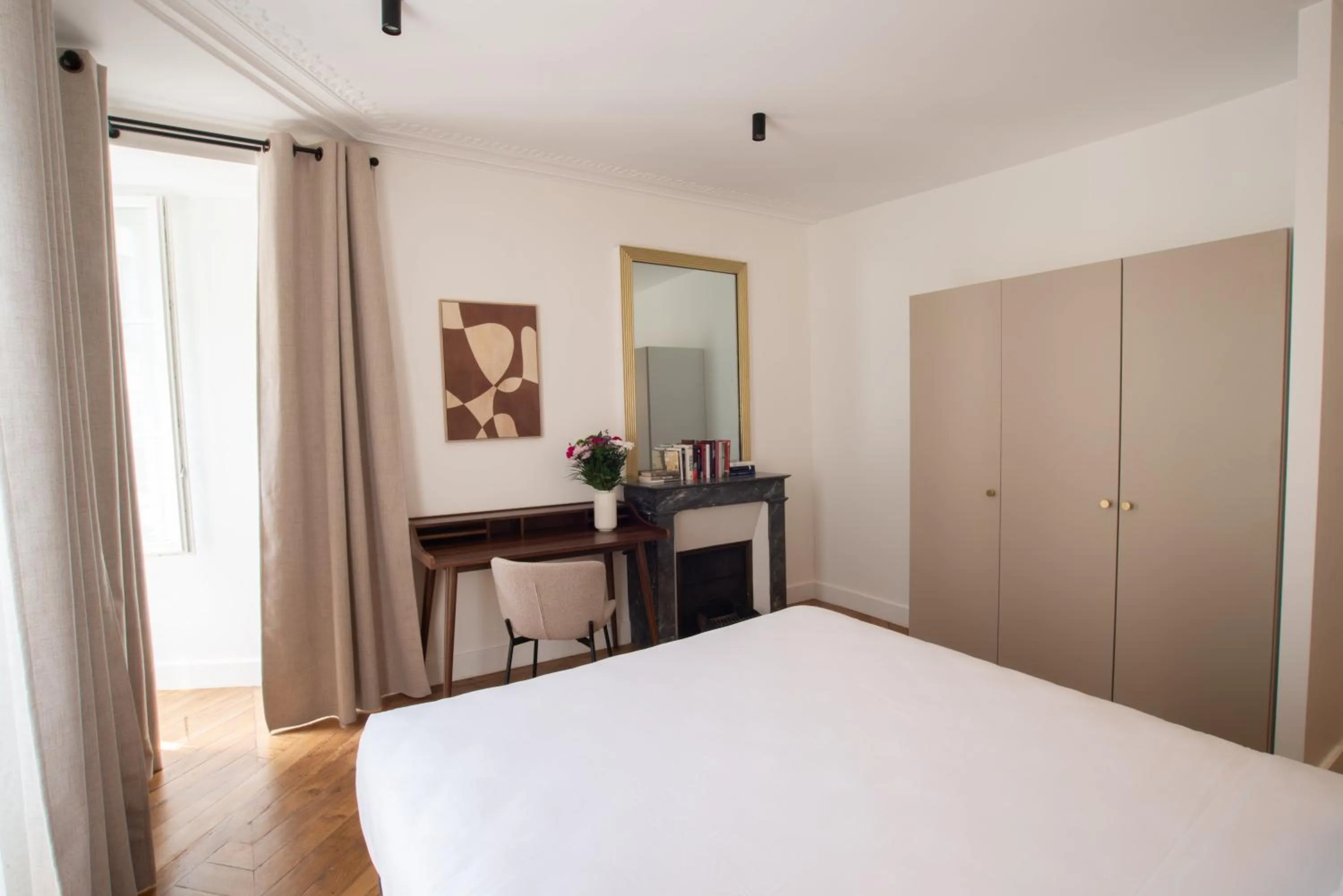 Photo of the whole room, Bed in Quartier Libre Madeleine