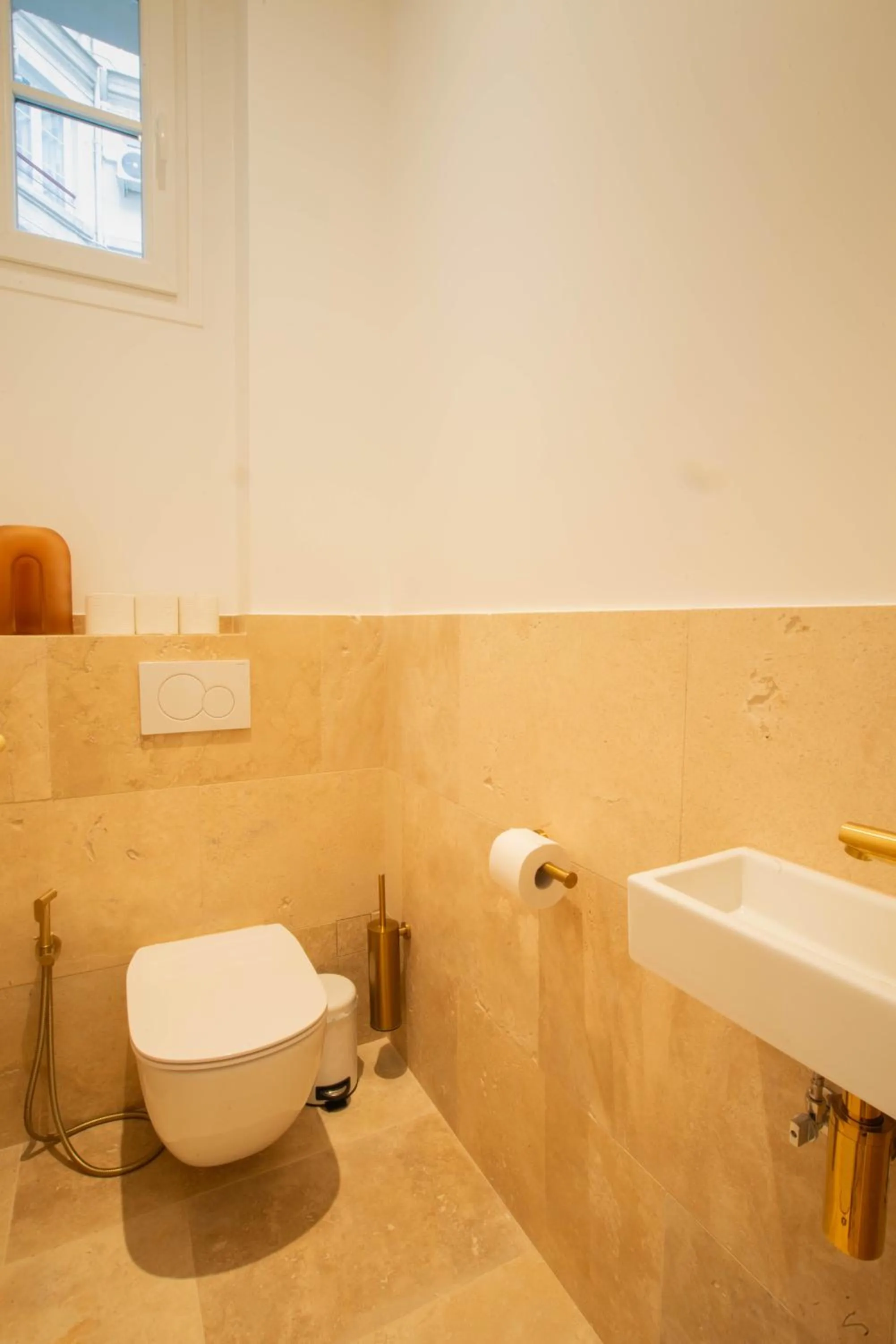 Toilet in Quartier Libre Madeleine