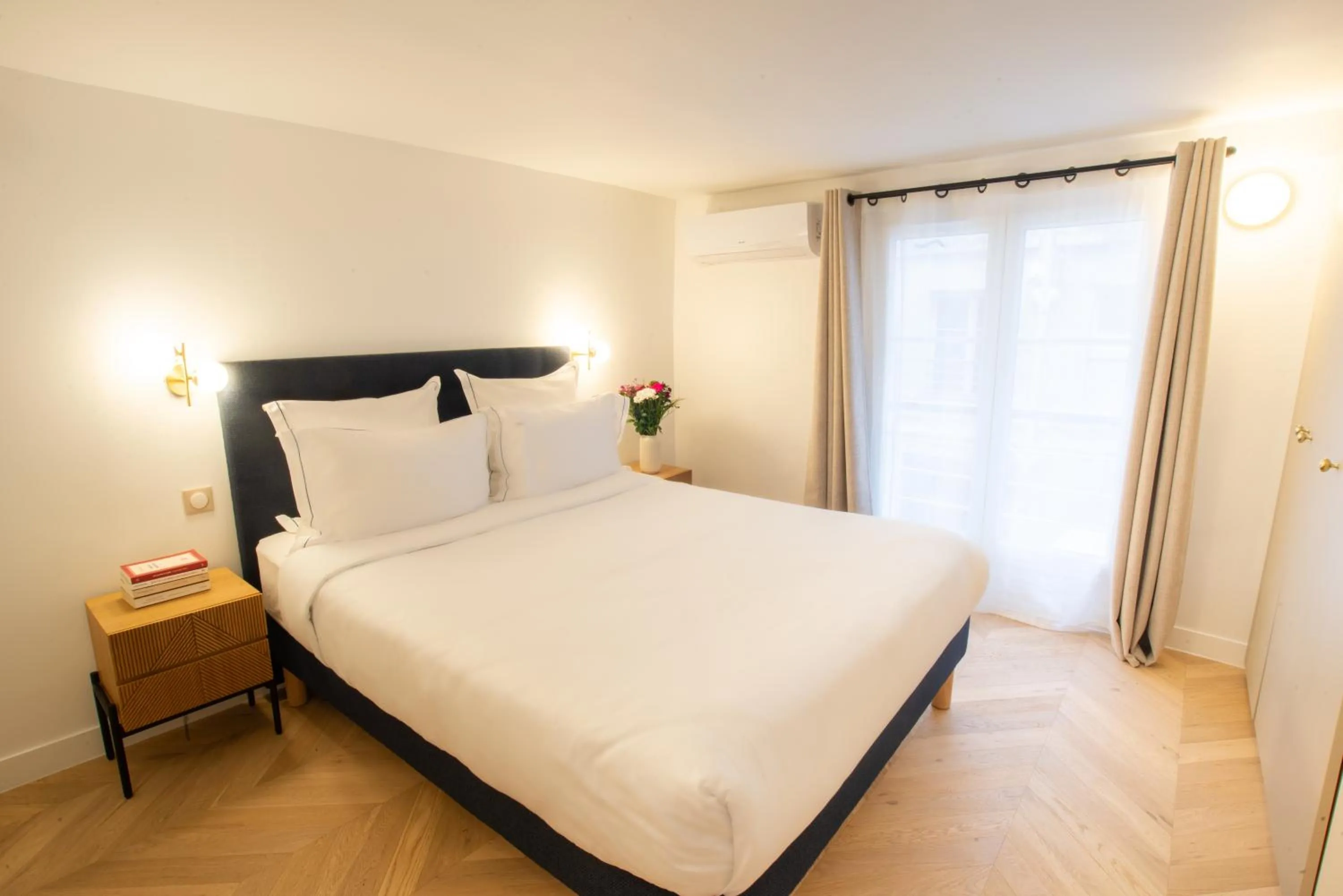 Bedroom, Bed in Quartier Libre Madeleine