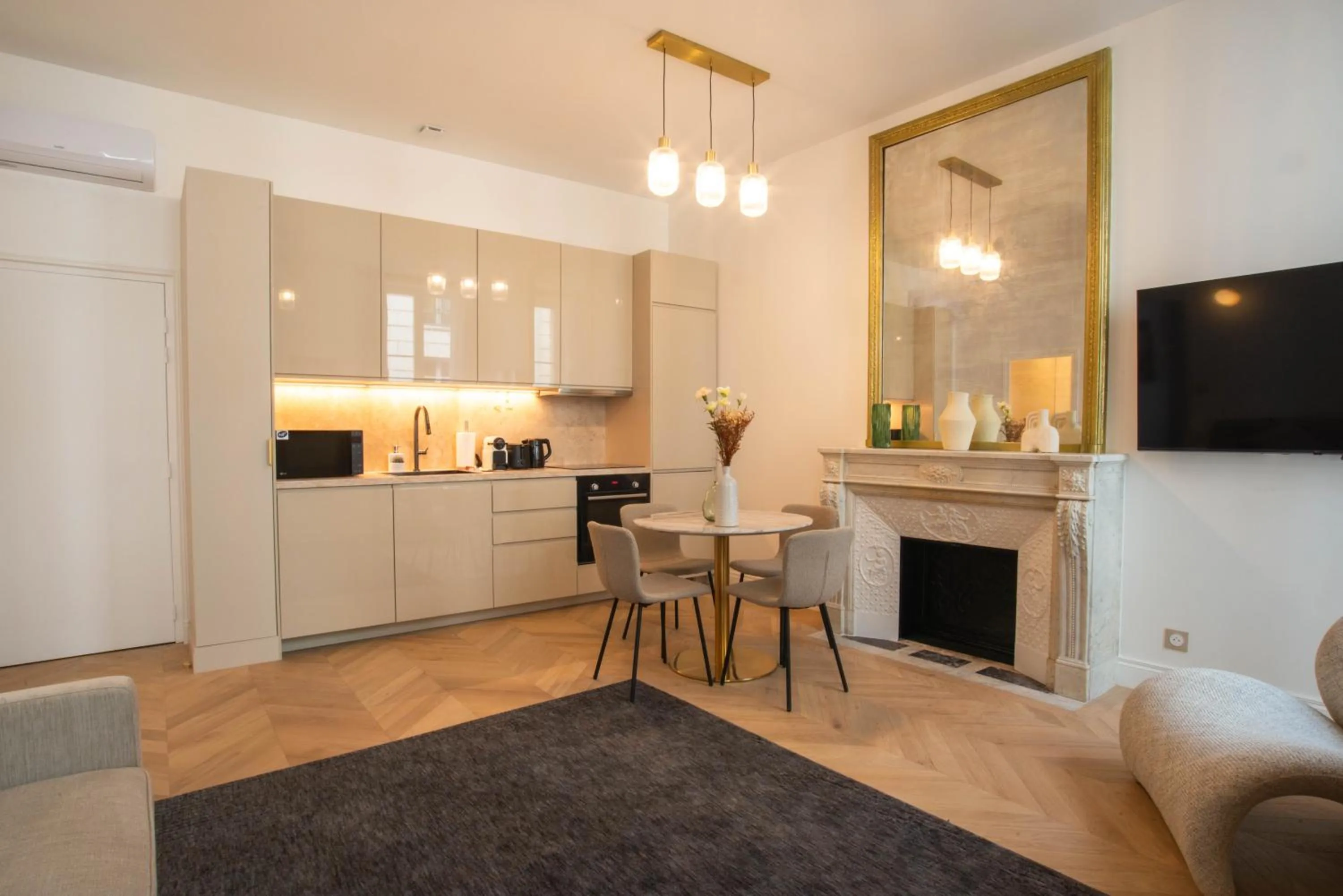 Dining area in Quartier Libre Madeleine