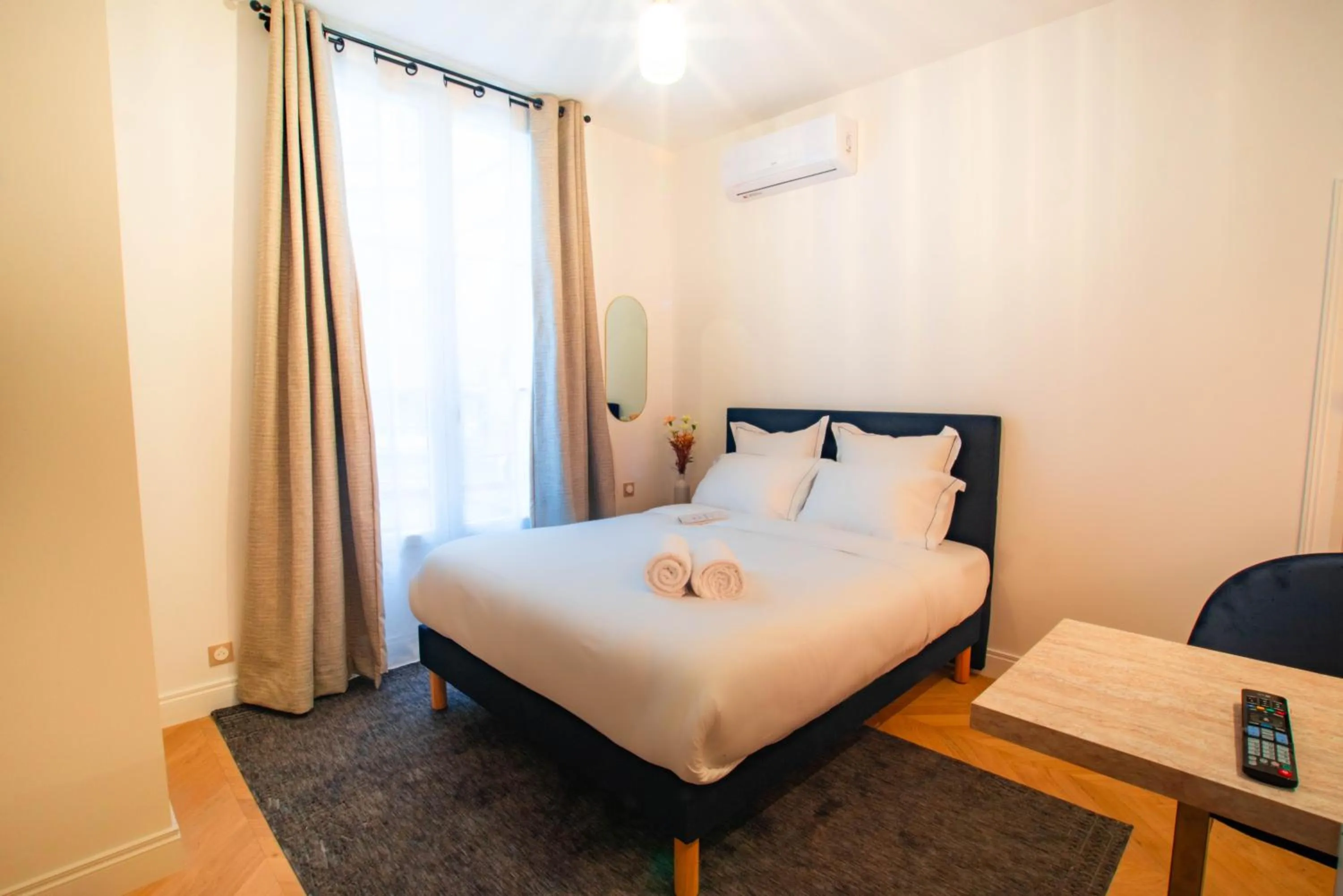 Bedroom, Bed in Quartier Libre Madeleine