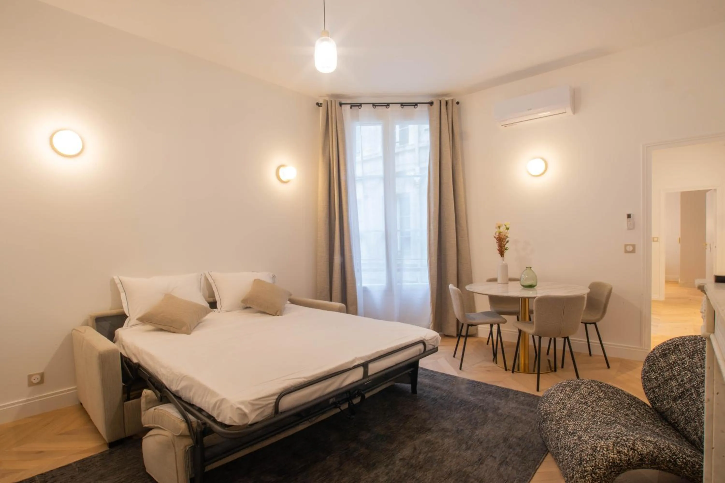 Living room, Bed in Quartier Libre Madeleine