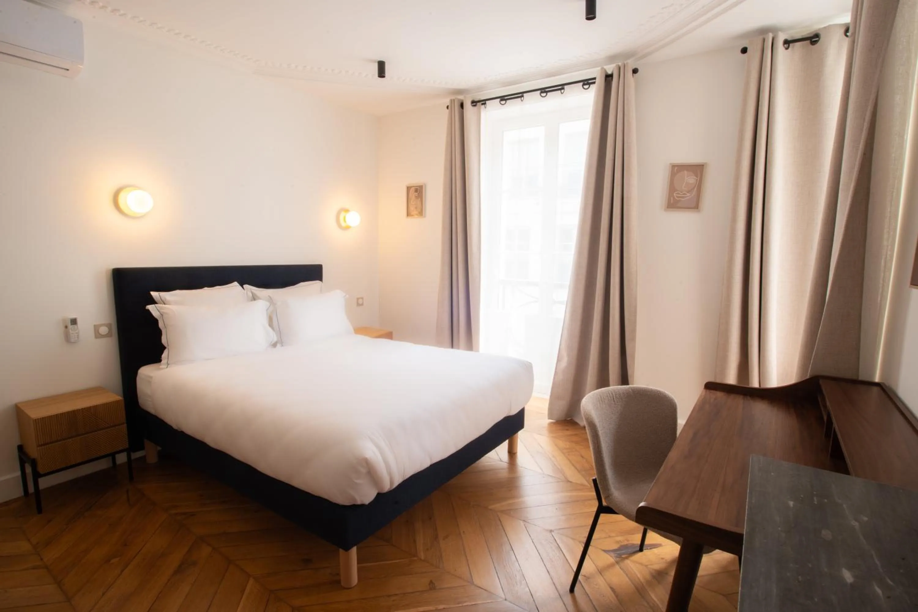 Seating area, Bed in Quartier Libre Madeleine