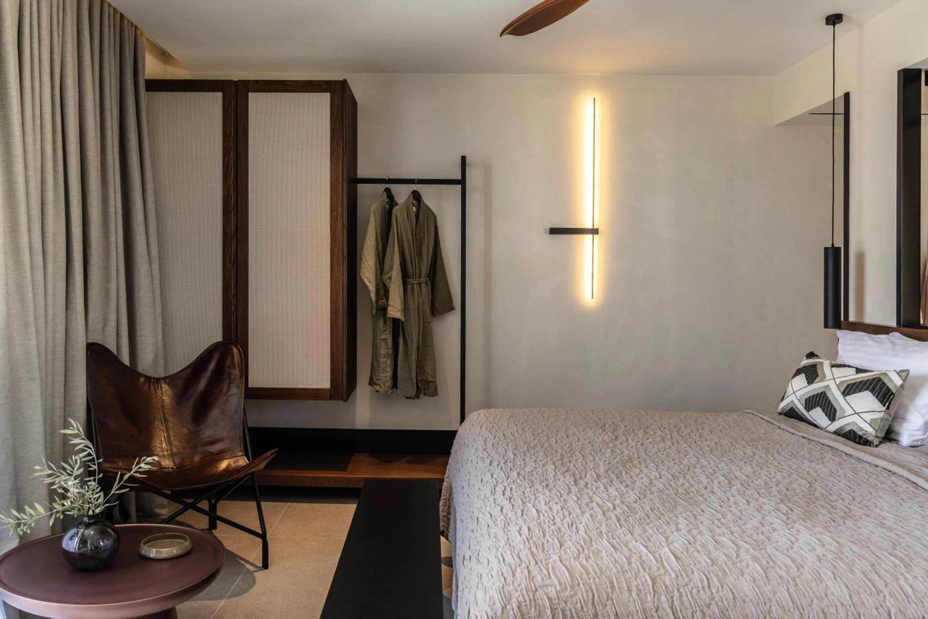 Bedroom, Bed in King Jason Zante – Designed for Adults