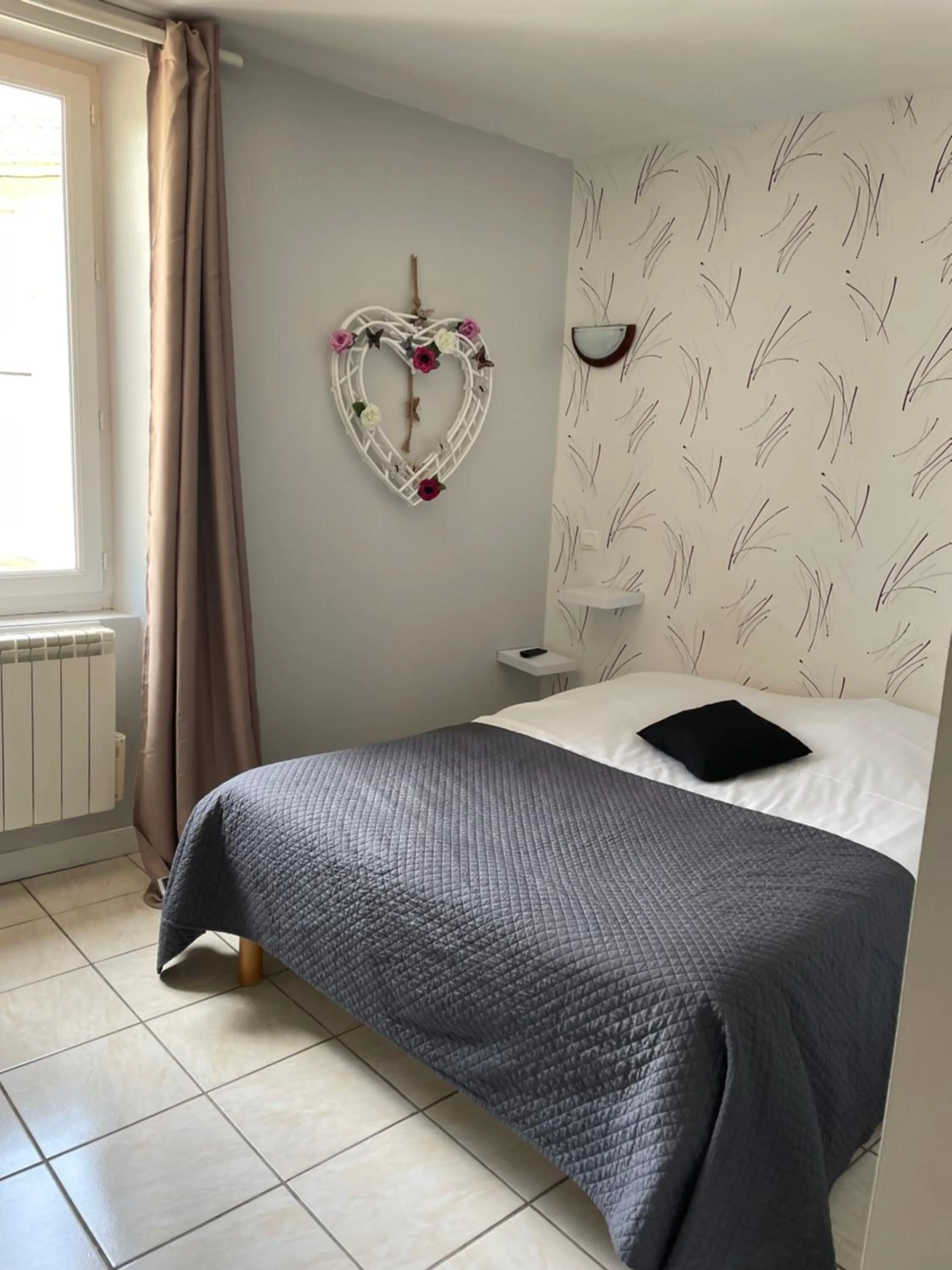 Photo of the whole room, Bed in Café du lac