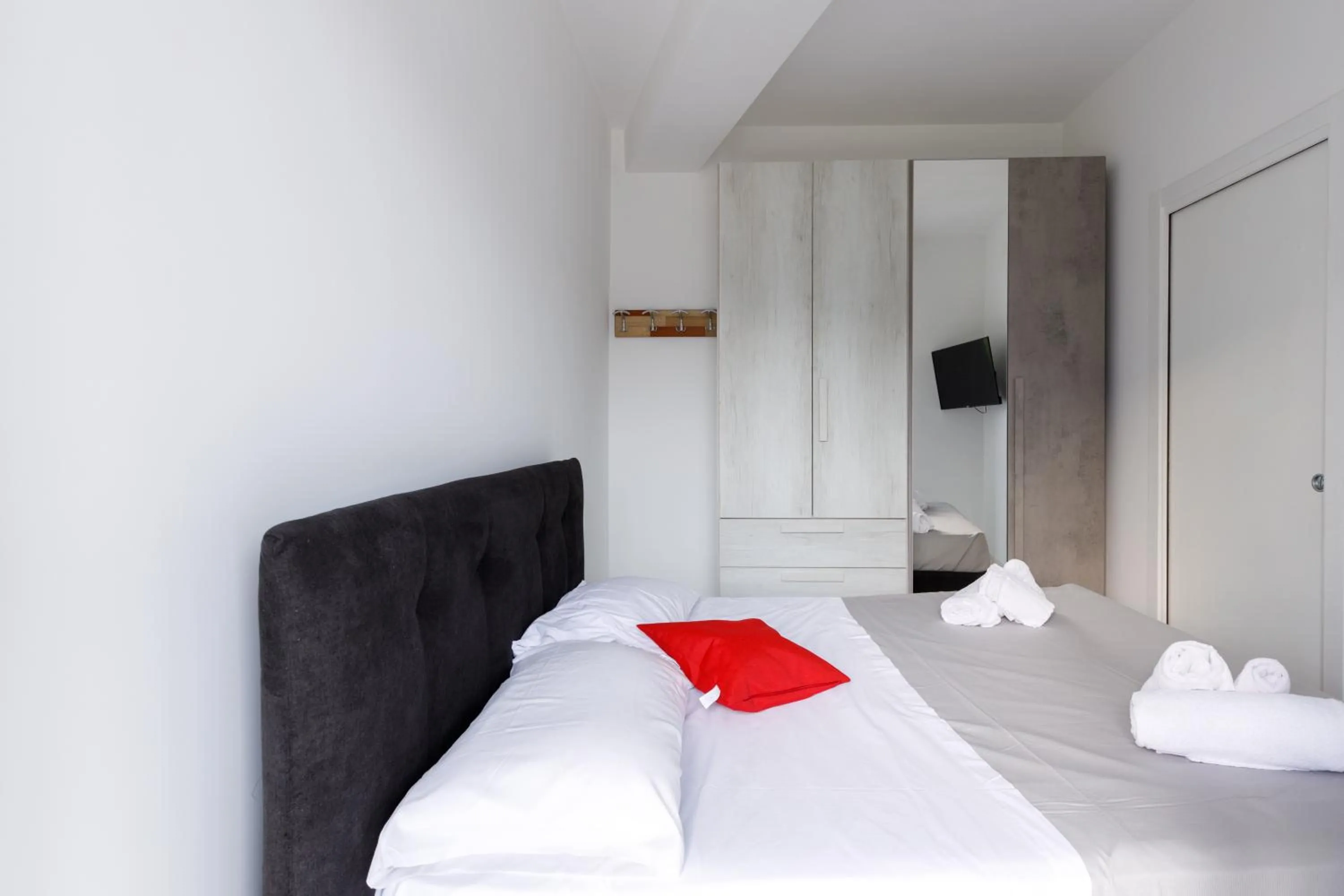 Photo of the whole room, Bed in Elements Holiday