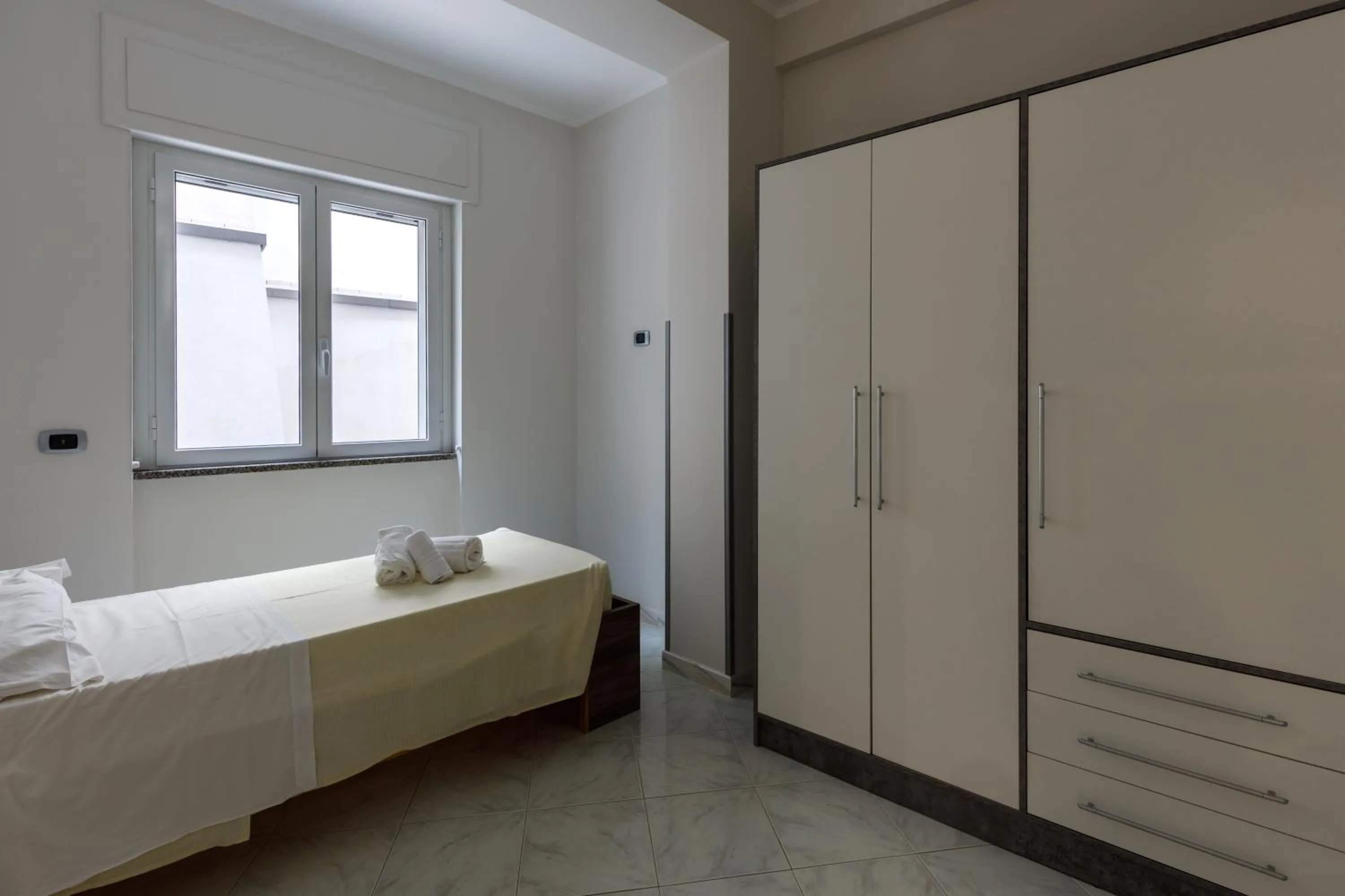 Photo of the whole room, Bed in Elements Holiday