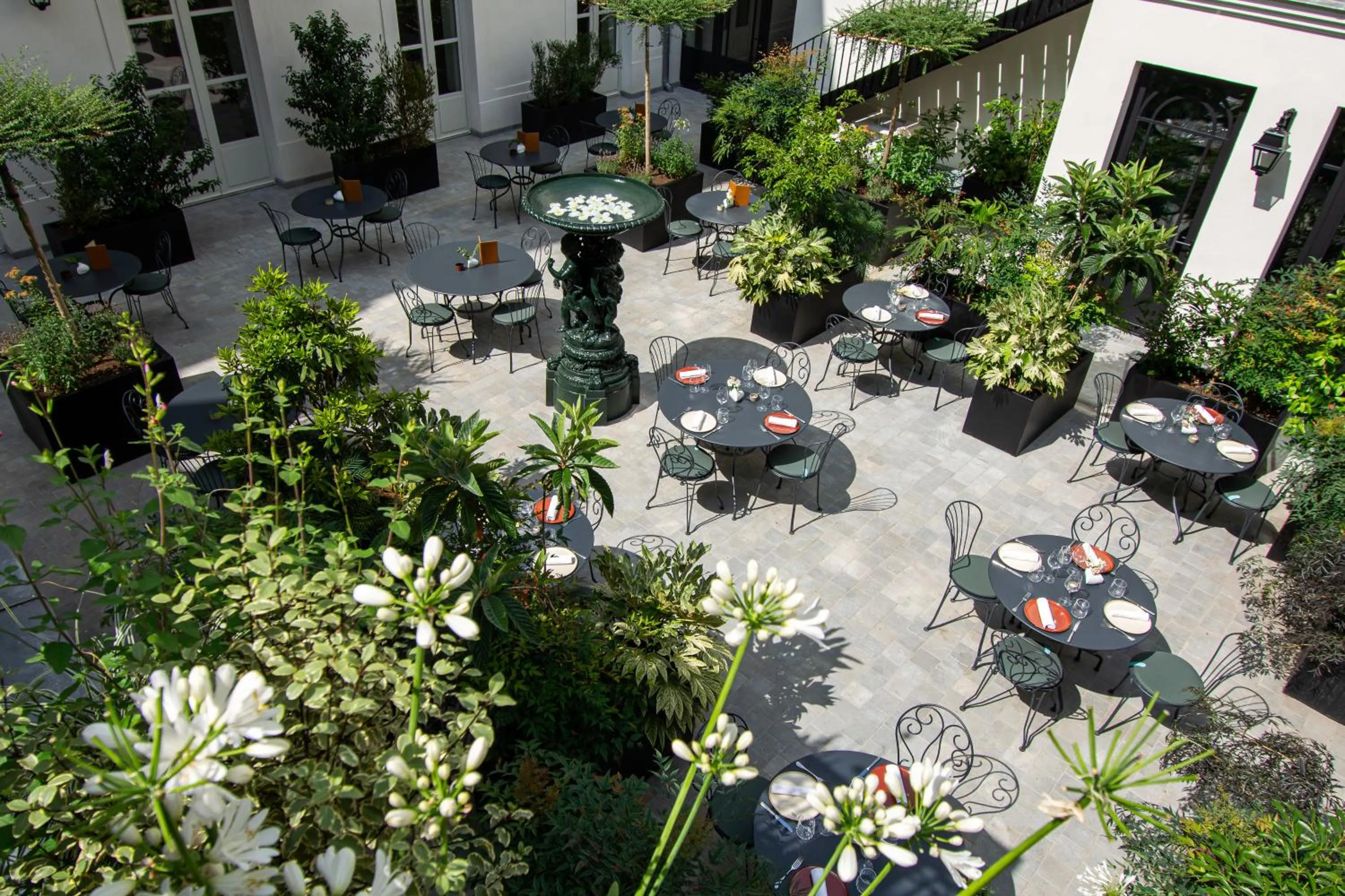 Patio in Hôtel & SPA Napoléon