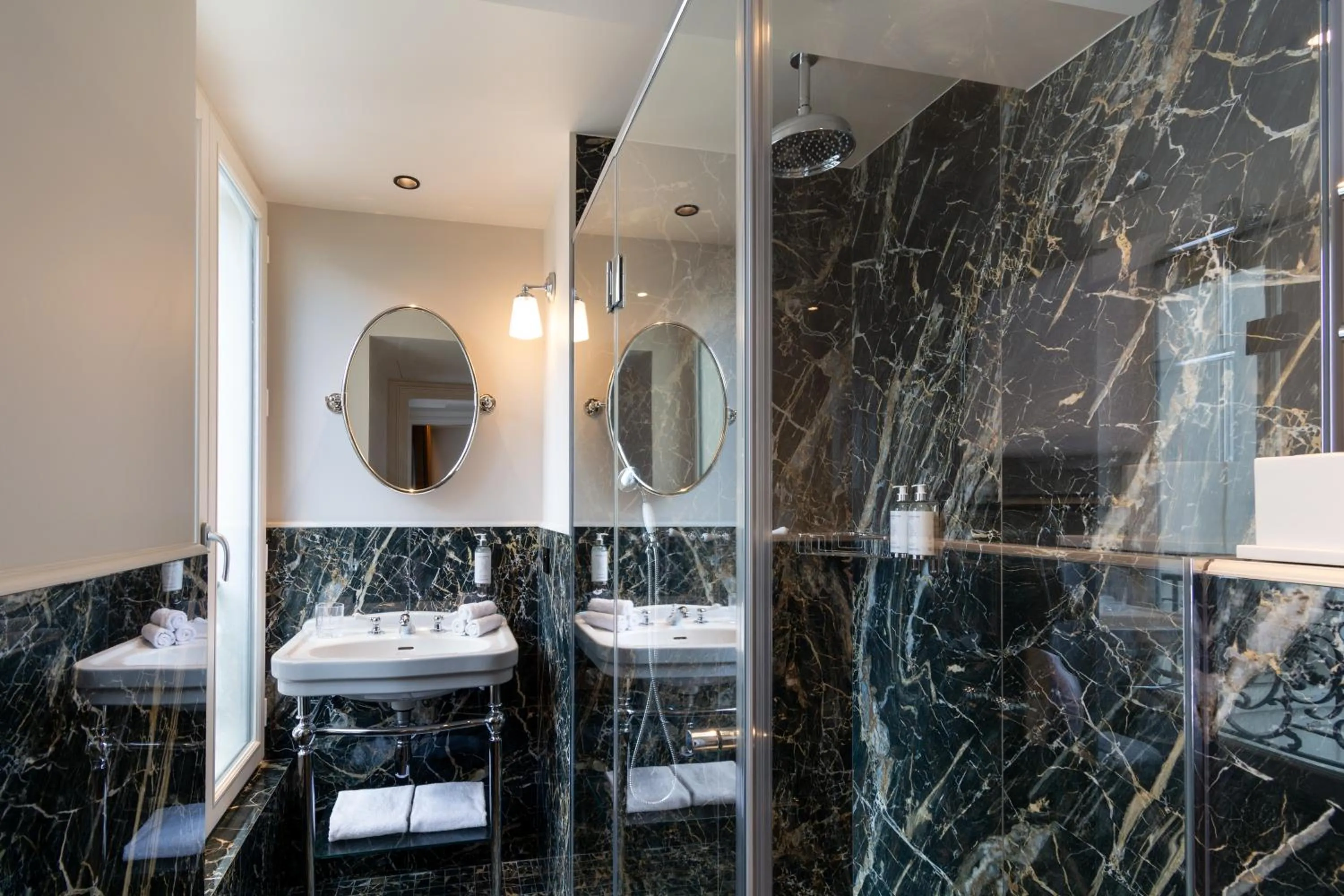 Shower in Hôtel & SPA Napoléon