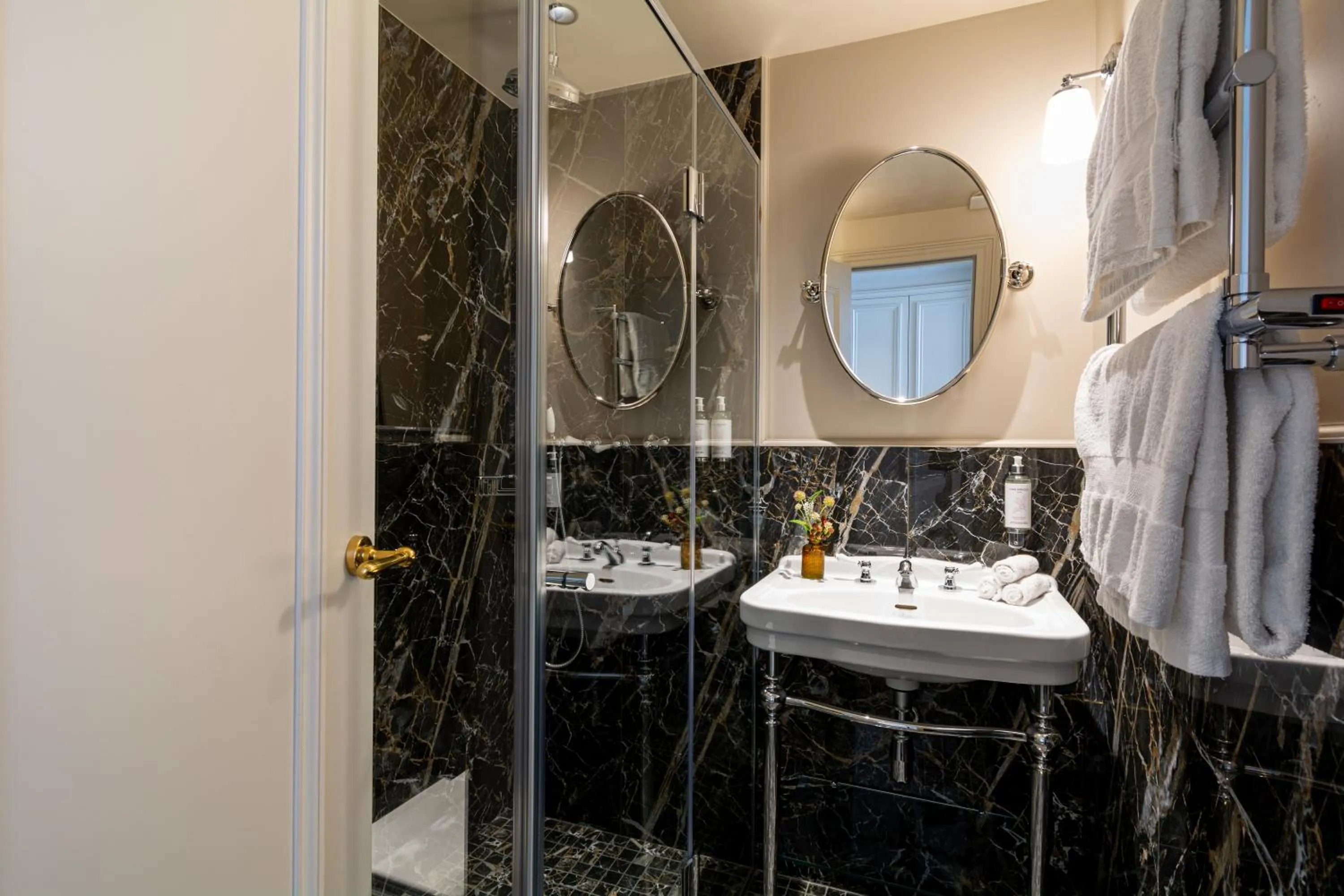 Shower in Hôtel & SPA Napoléon