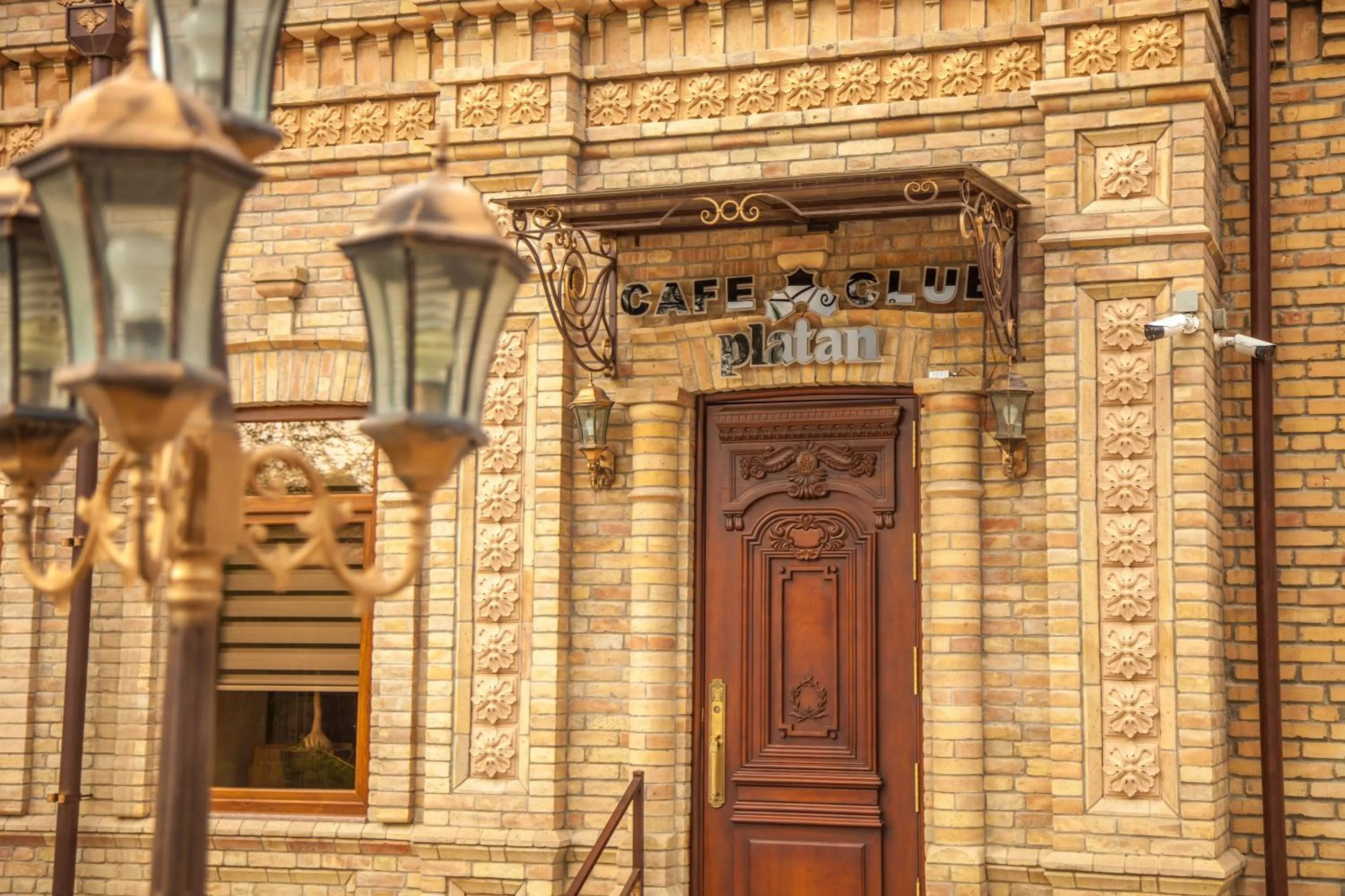 Restaurant/places to eat in Platan