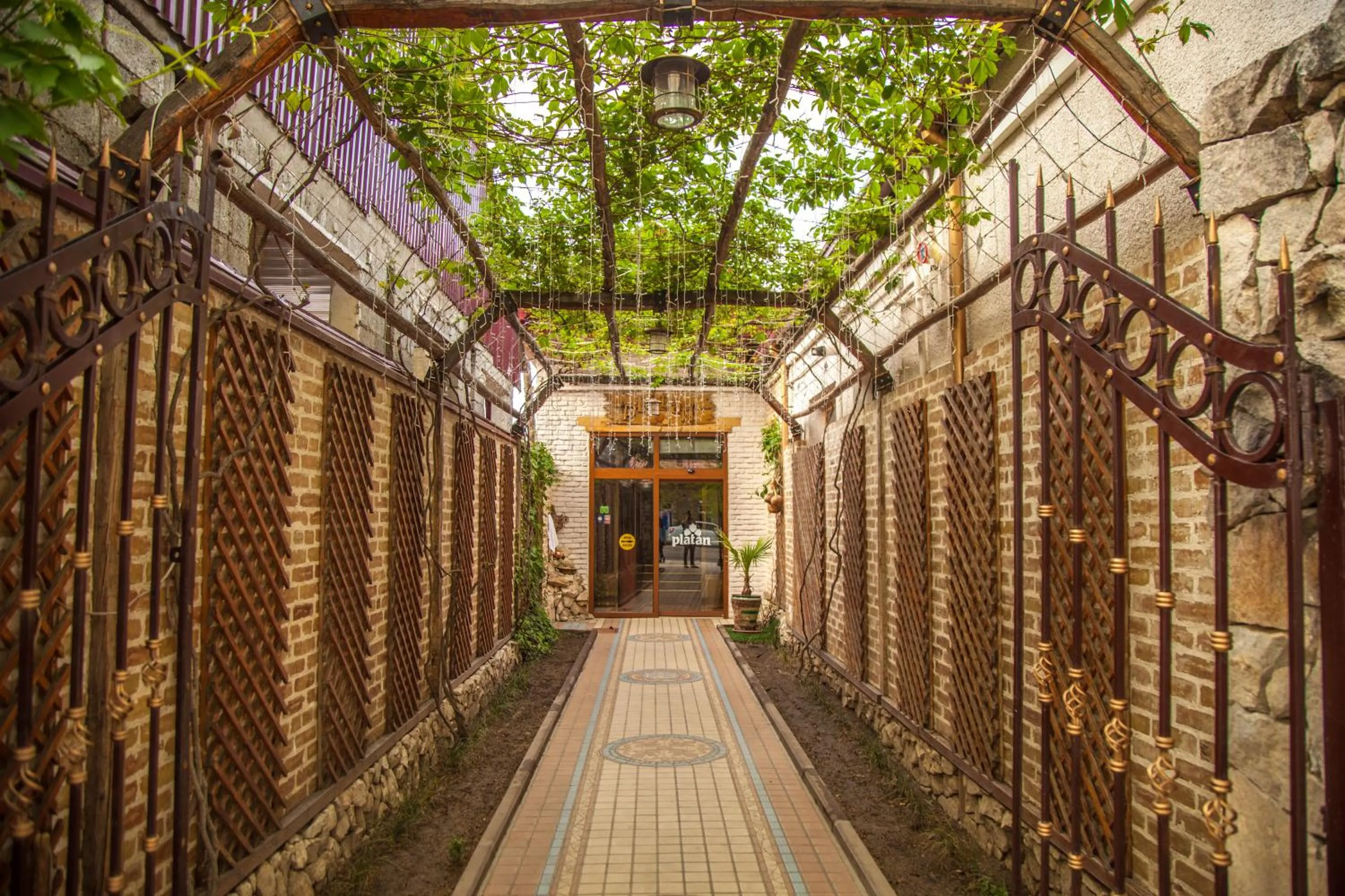 Restaurant/places to eat in Platan