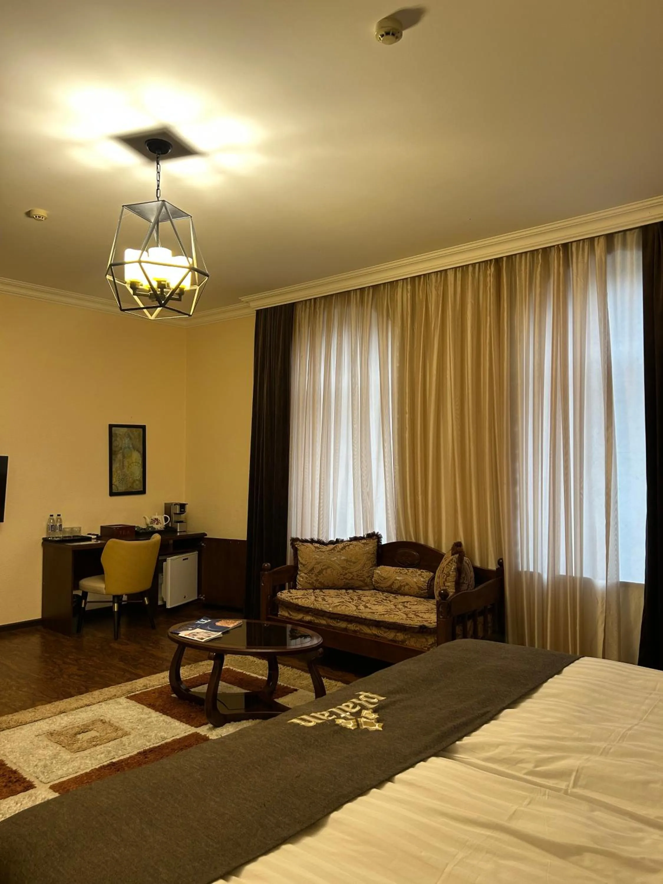 Photo of the whole room, Bed in Platan