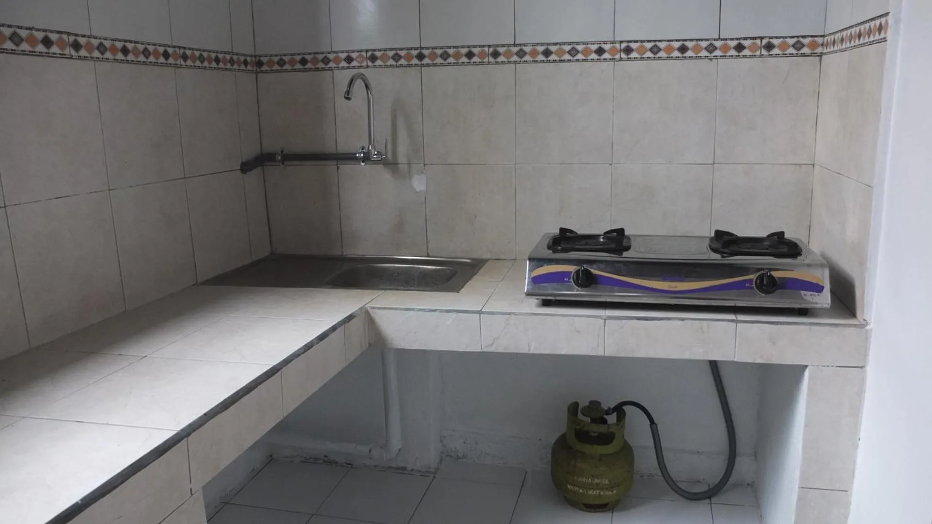 Communal kitchen in Ojek's Homestay