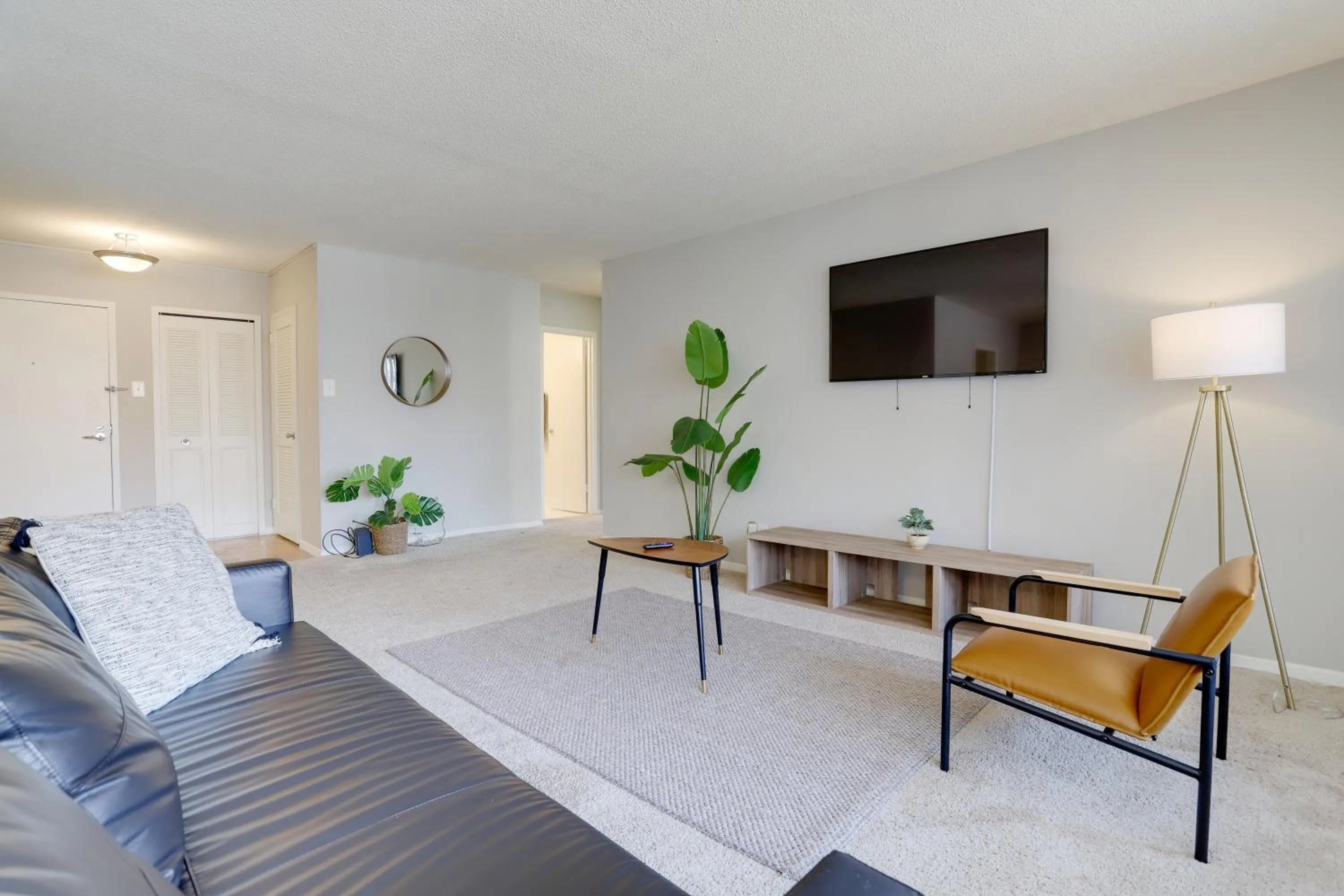 TV and multimedia in Beautiful 2BR Apartment at Crystal City With Gym