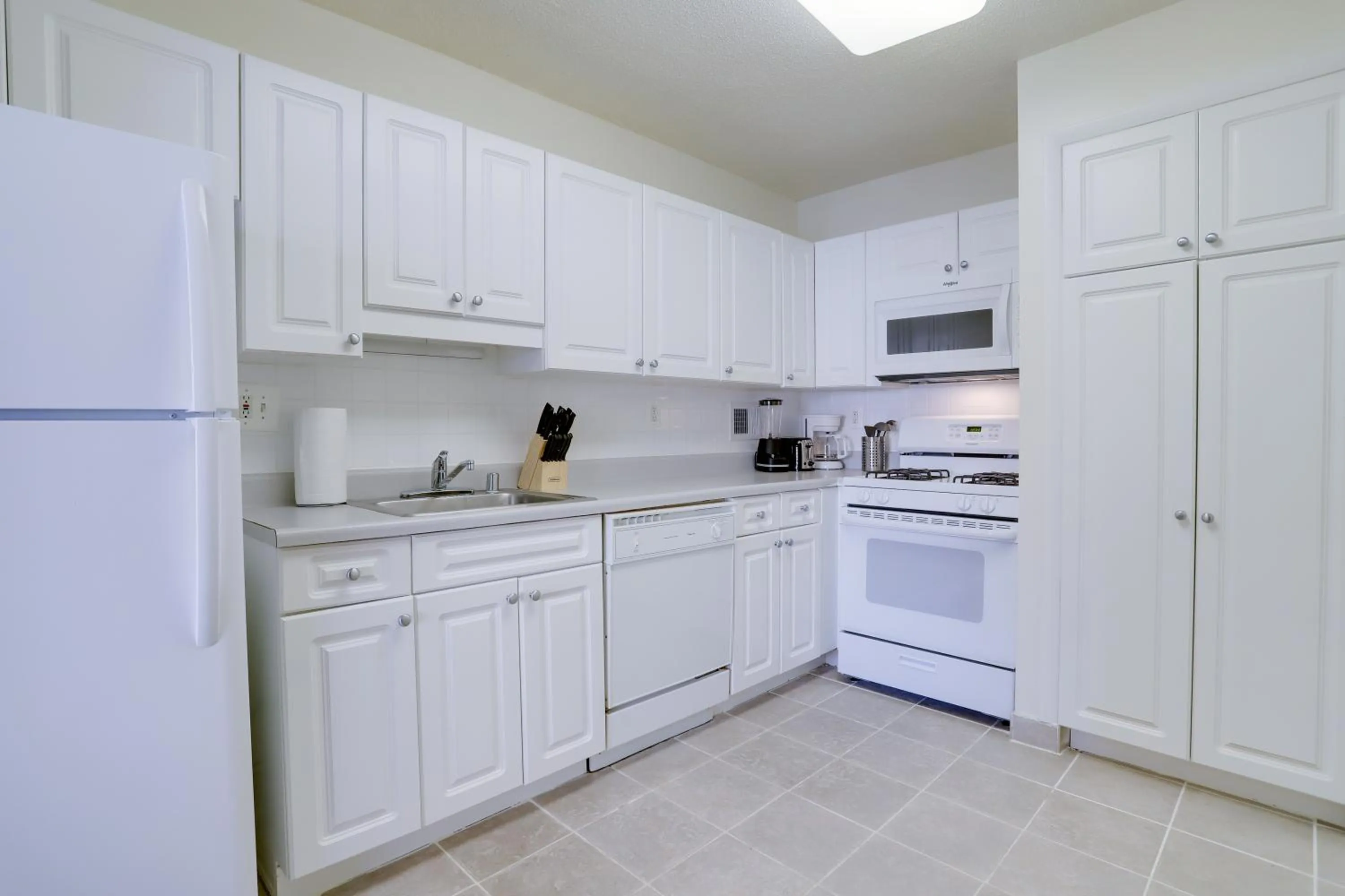 Kitchen or kitchenette in Beautiful 2BR Apartment at Crystal City With Gym