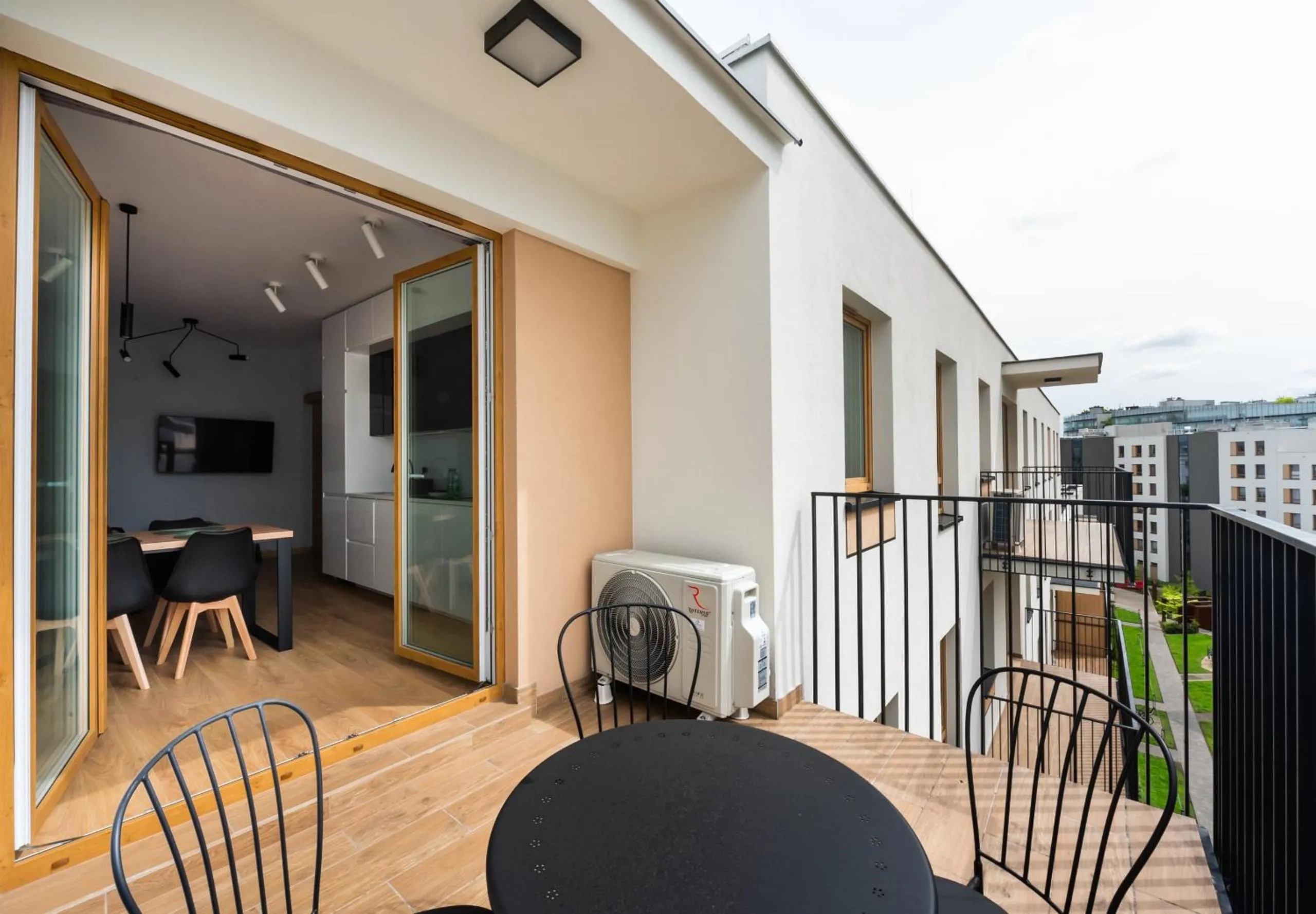 Wola Skwer Sunny Apartment by BookingHost