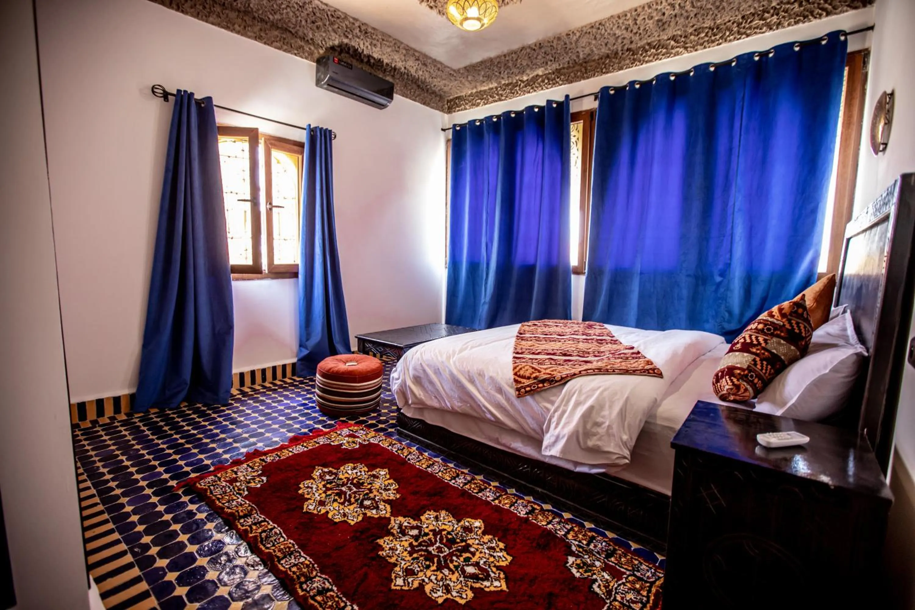 Photo of the whole room, Bed in Riad Merzouga Dunes