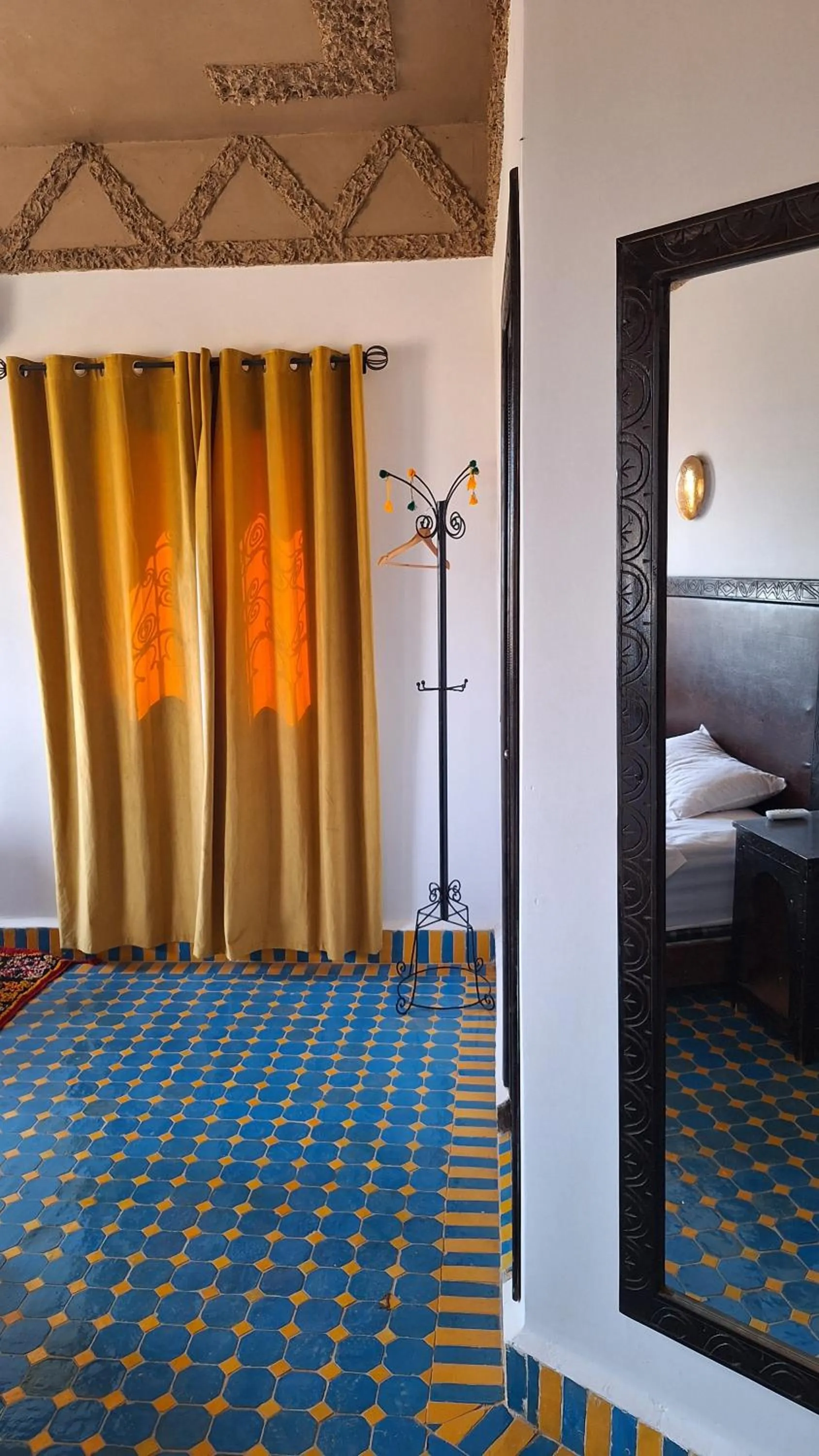 Photo of the whole room, Bed in Riad Merzouga Dunes