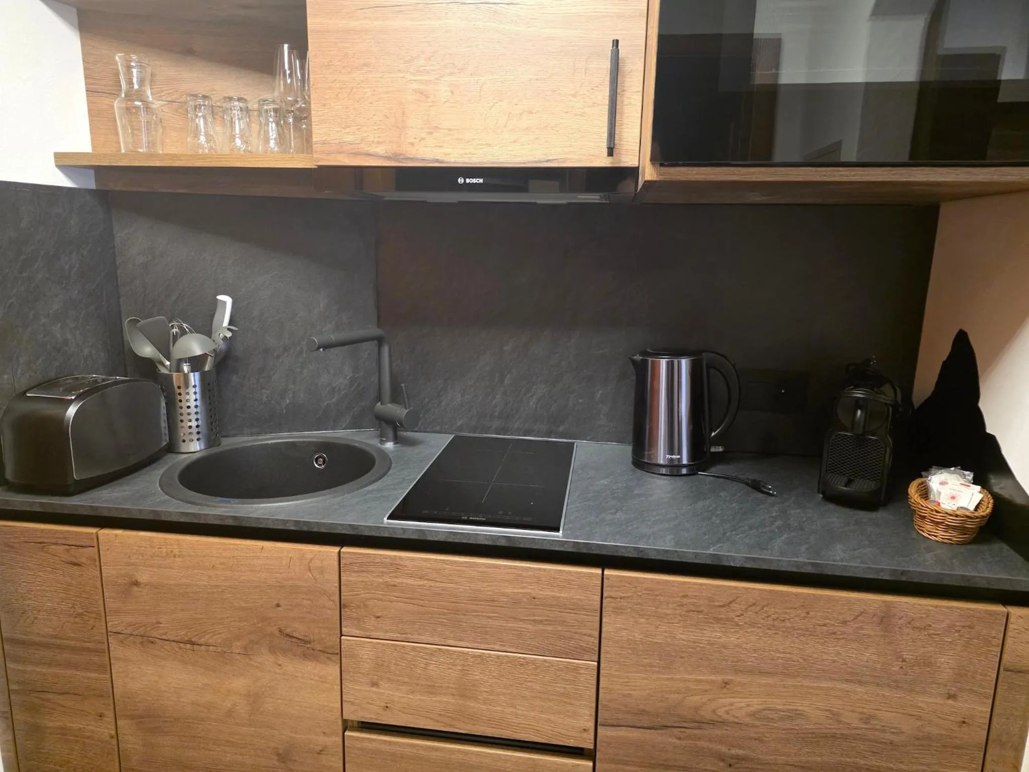 Coffee/tea facilities in La Perle Apartments