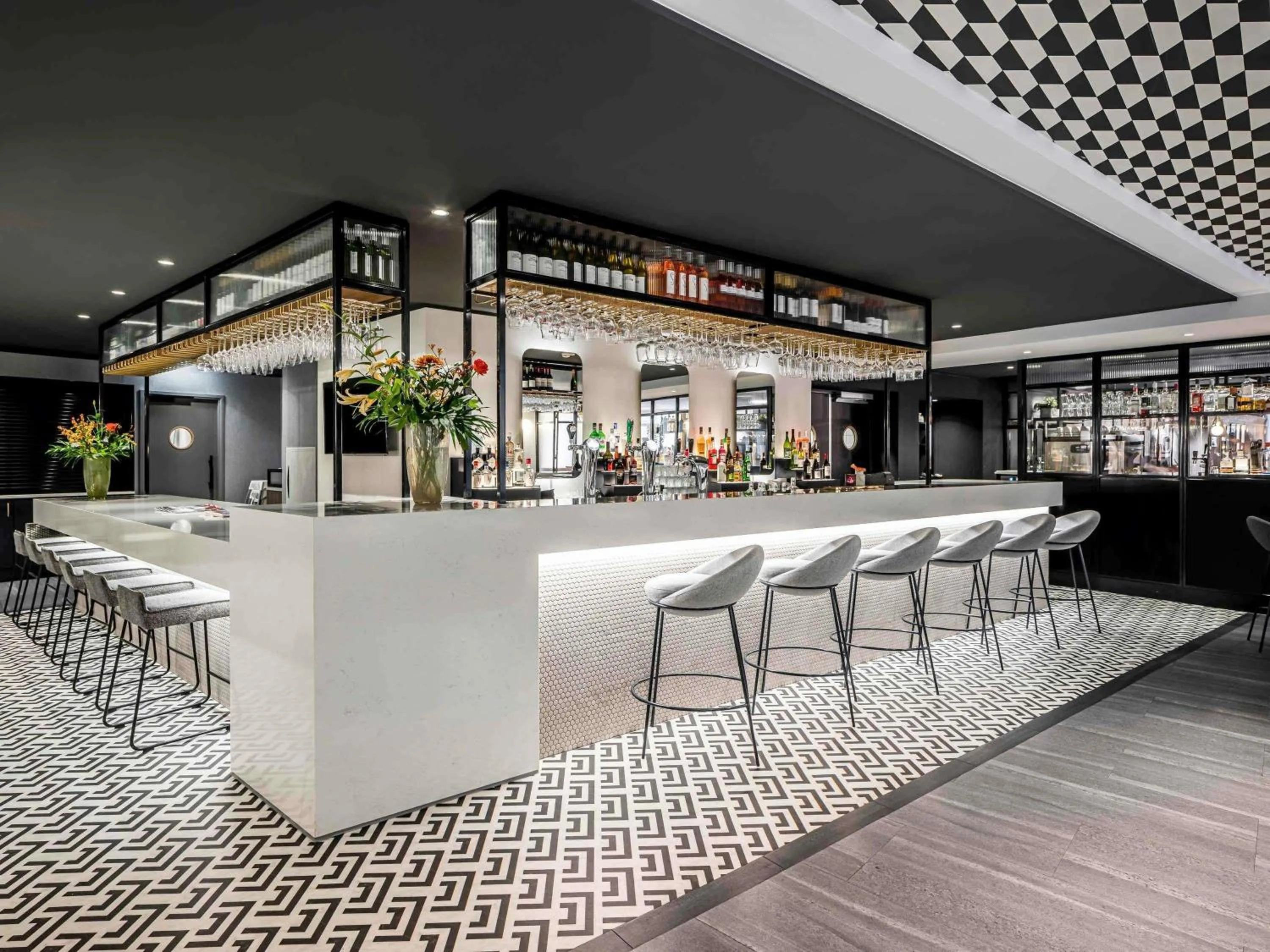 Lounge or bar in Novotel Den Haag City Centre