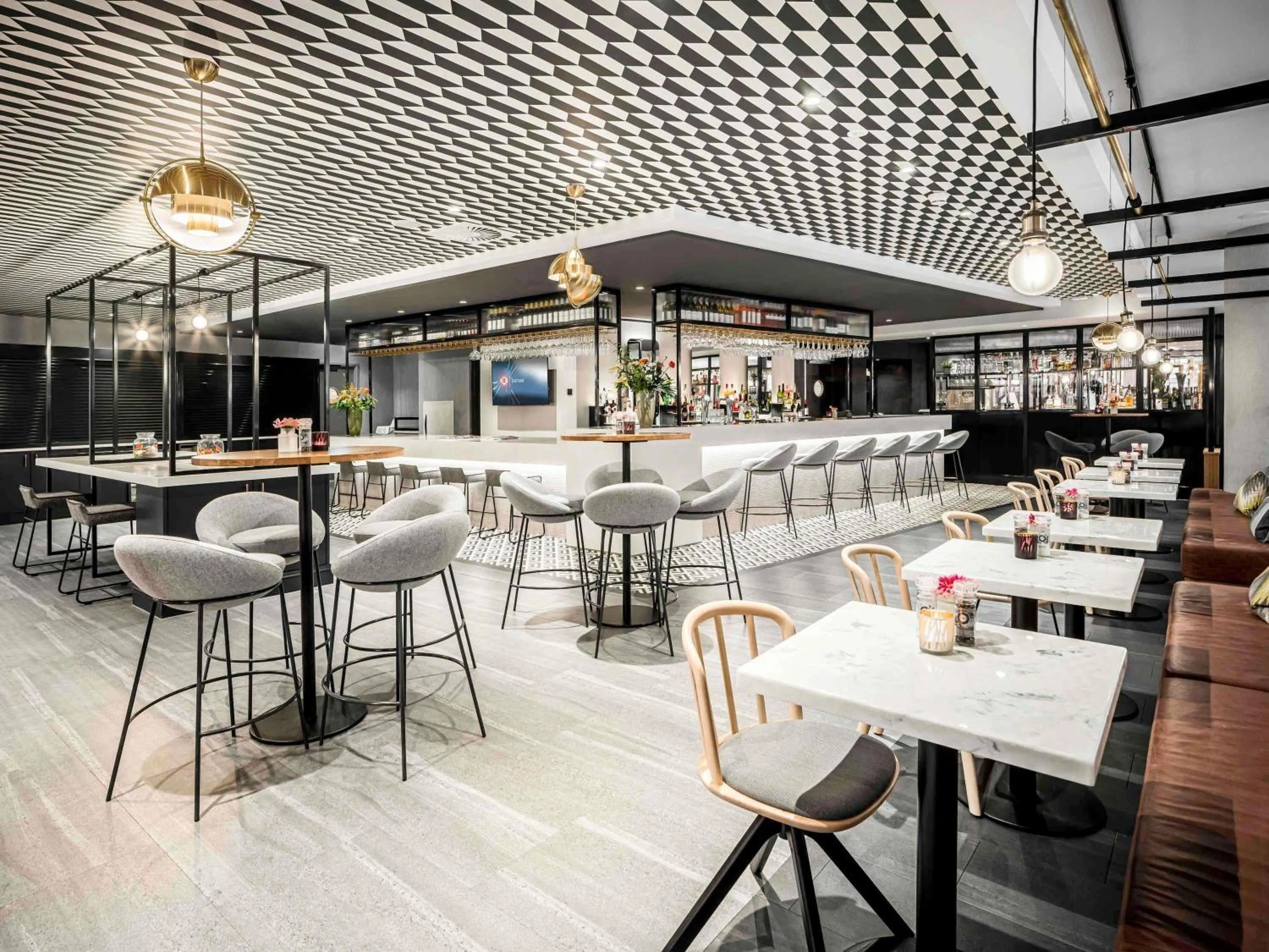 Lounge or bar in Novotel Den Haag City Centre