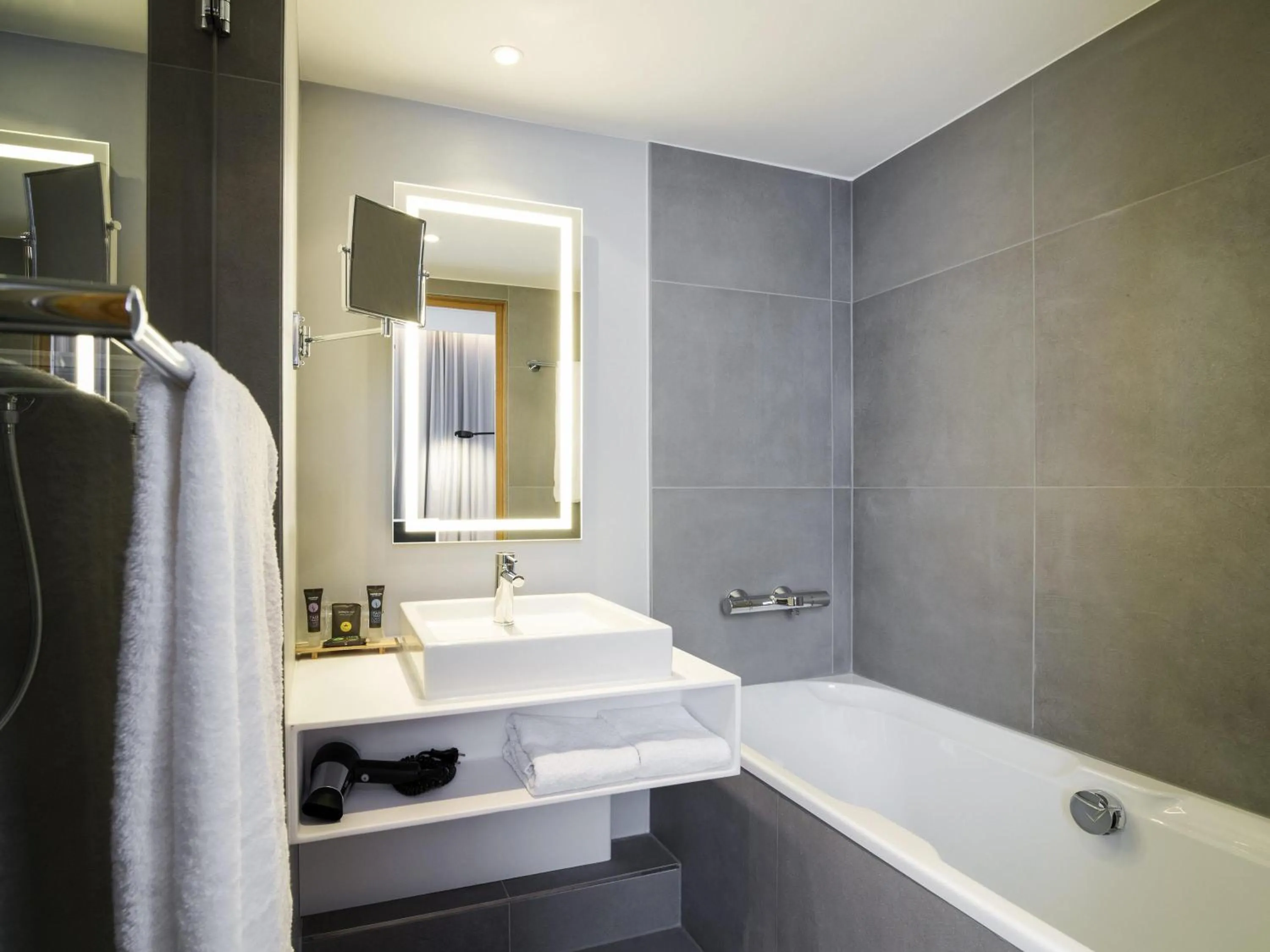 Bedroom in Novotel Den Haag City Centre