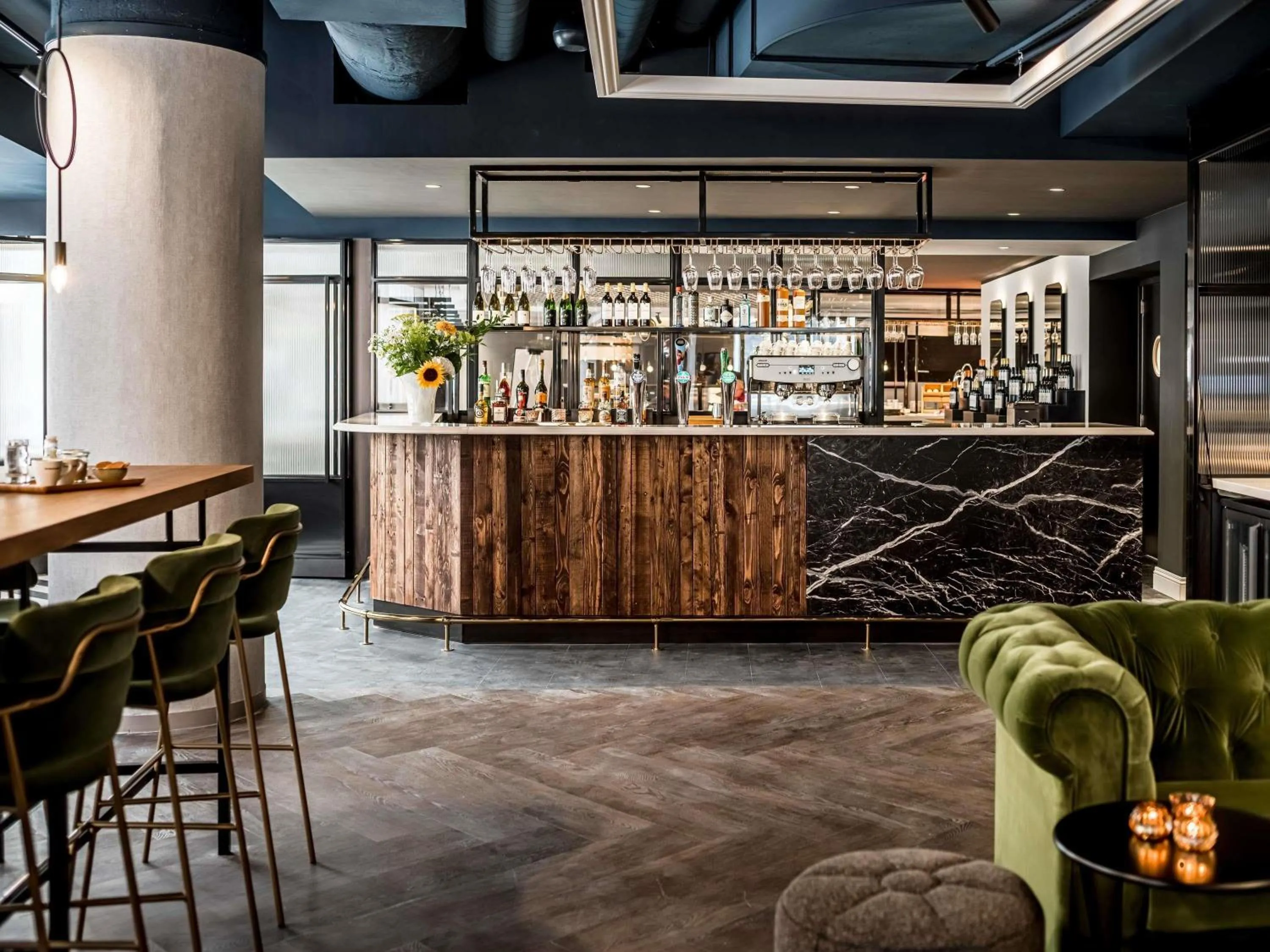 Lounge or bar in Novotel Den Haag City Centre