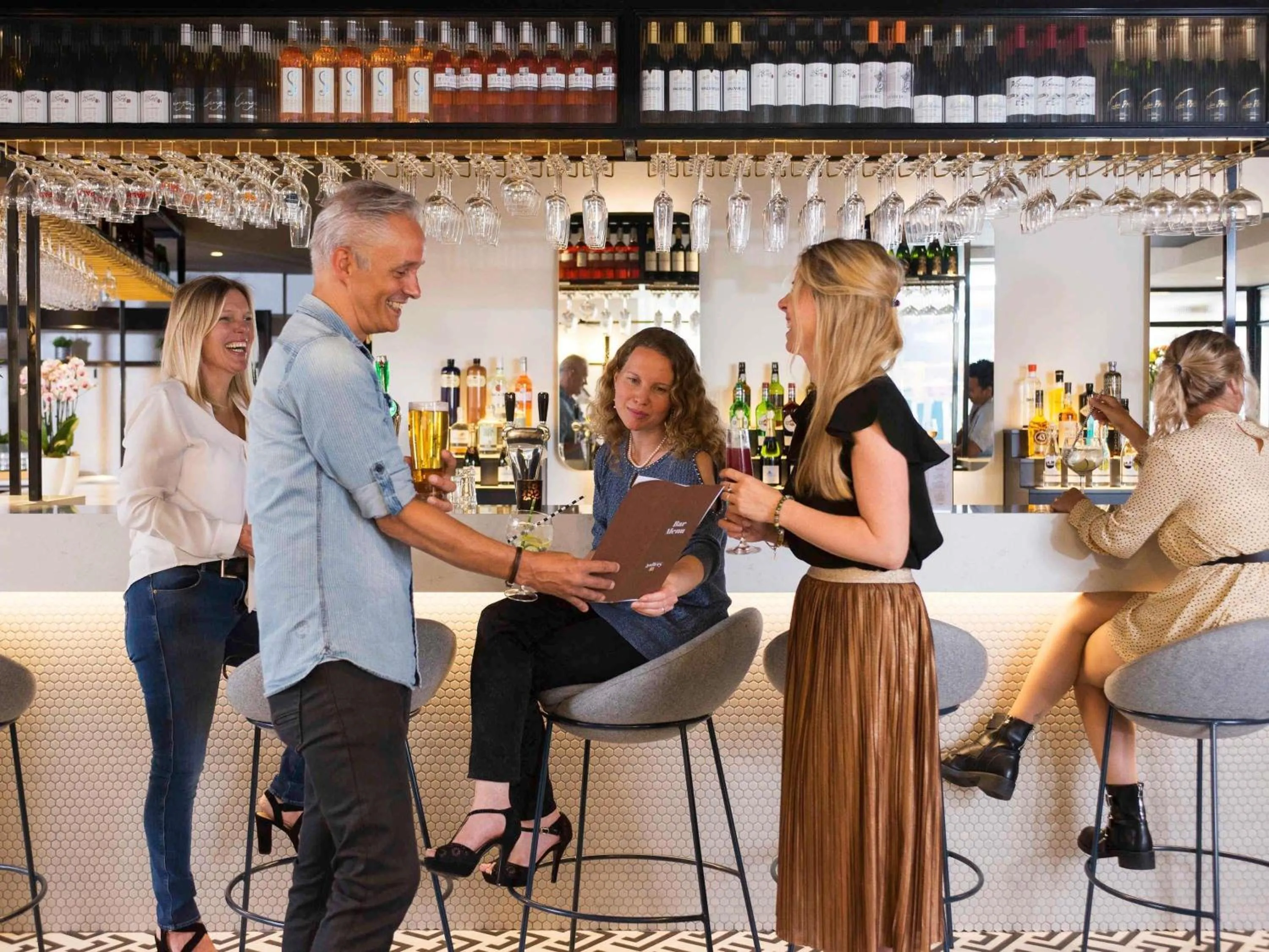 Lounge or bar in Novotel Den Haag City Centre