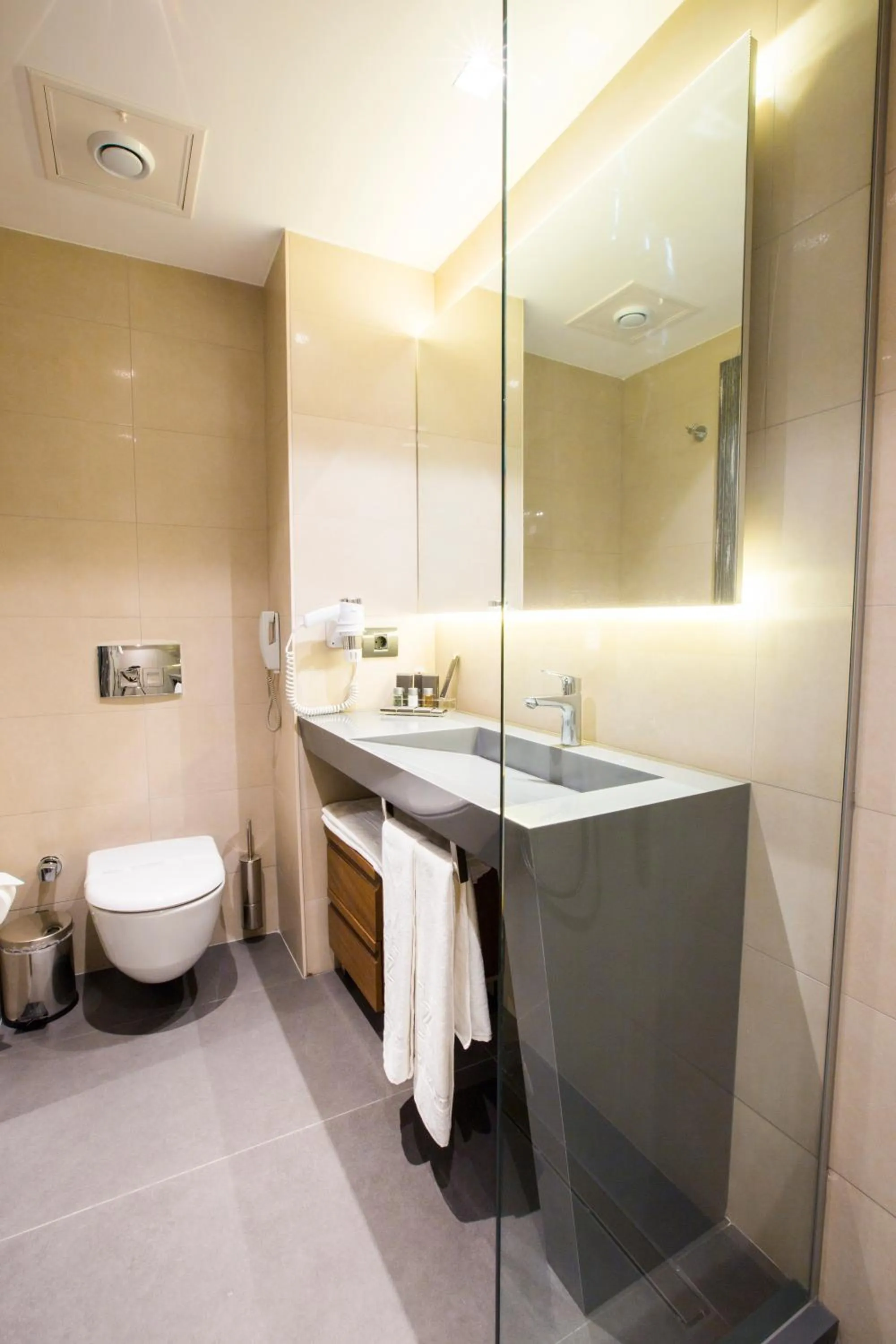 Toilet in Zeniva Hotel