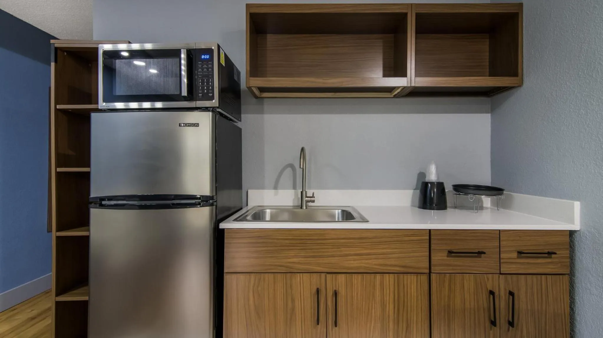 Kitchen or kitchenette in HomeTowne Studios by Red Roof and Conference Center Chicago - N Aurora Naperville