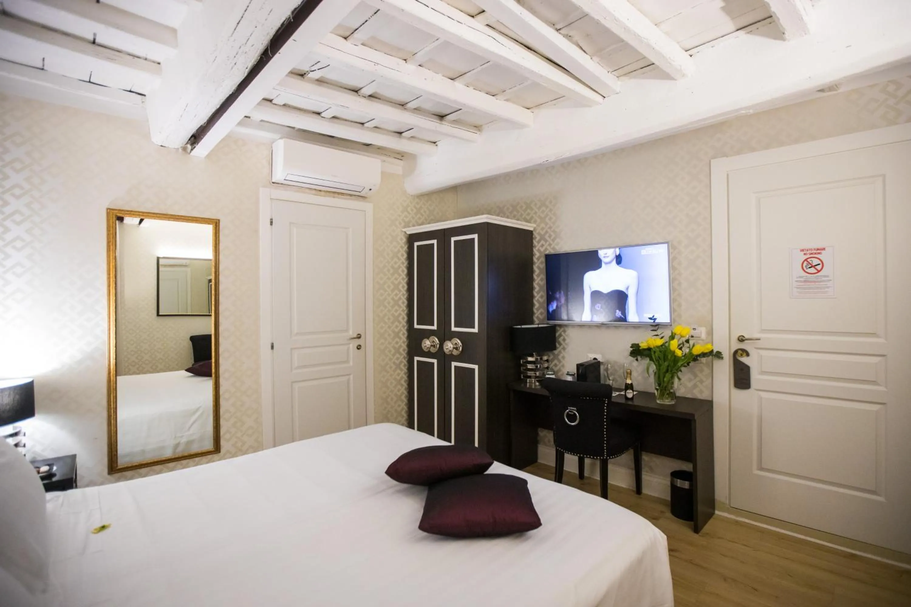 Photo of the whole room, Bed in Minerva Relais