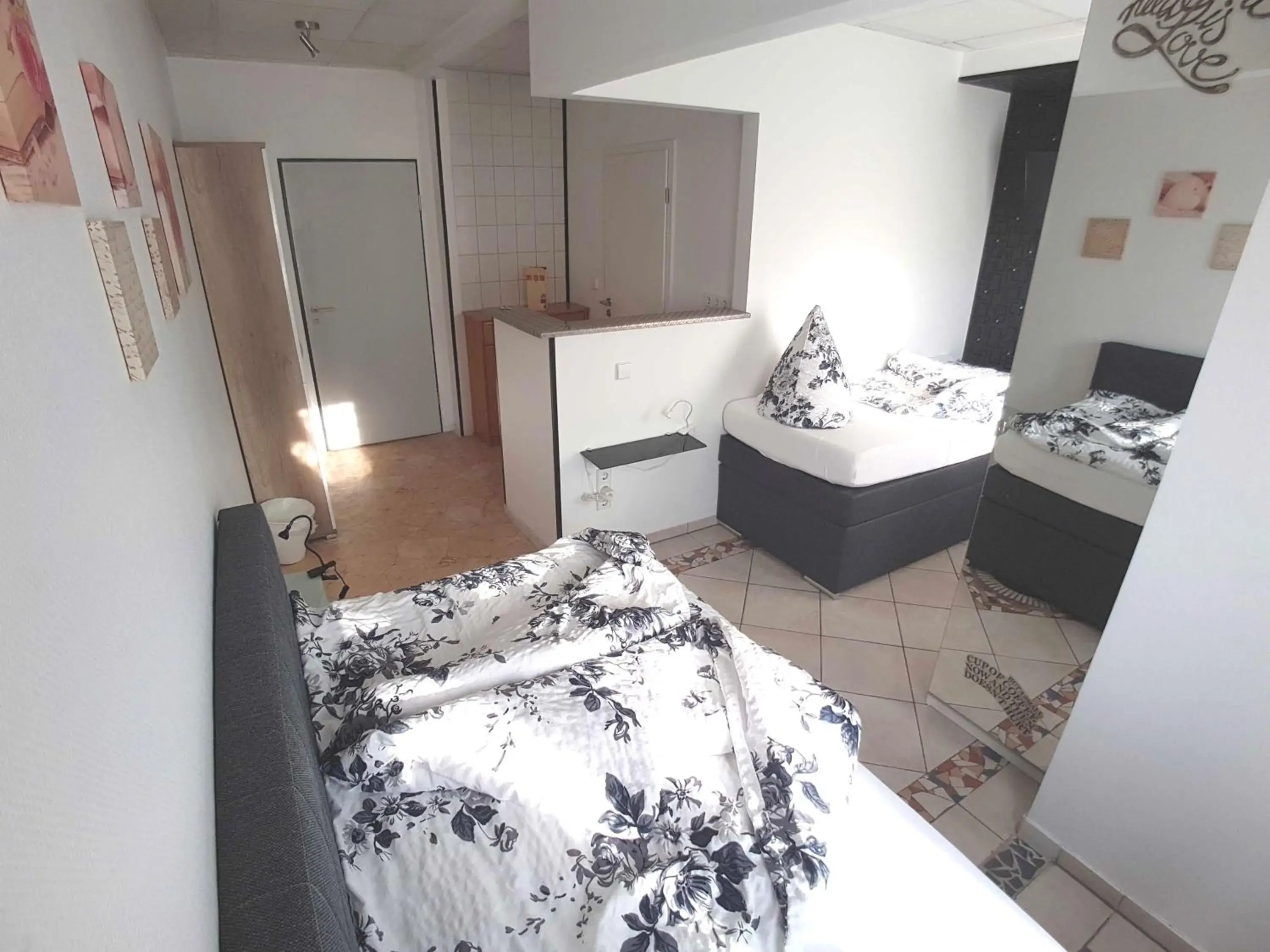 Double Room with Private Bathroom in BoardingHouse Sinsheim zentral am Burgplatz Double Room with Private Bathroom in BoardingHouse Sinsheim zentral am Burgplatz