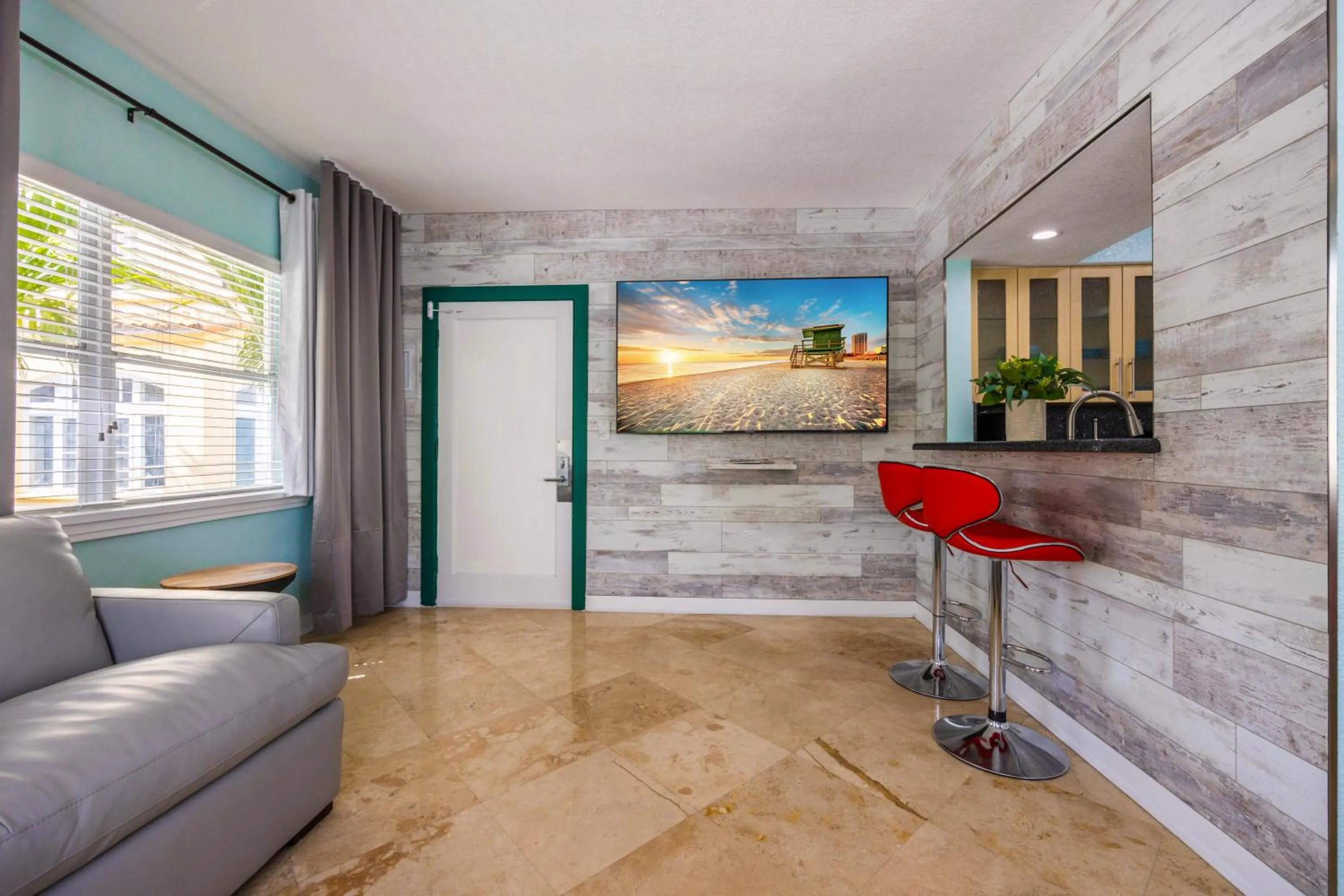 Communal lounge/ TV room in Suites on South Beach